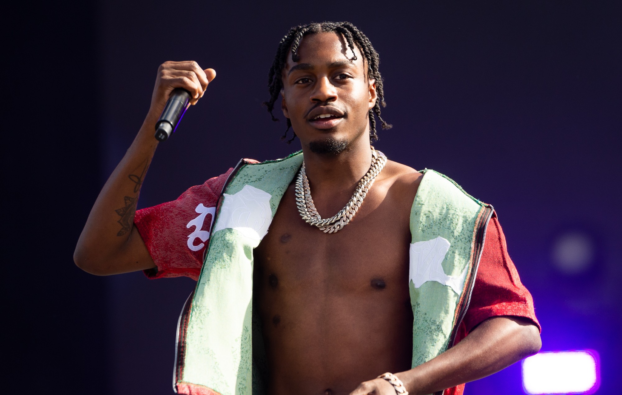 Lil Tjay робіць нечаканае выступленне ў Лідсе пасля папярэдняга няяўкі