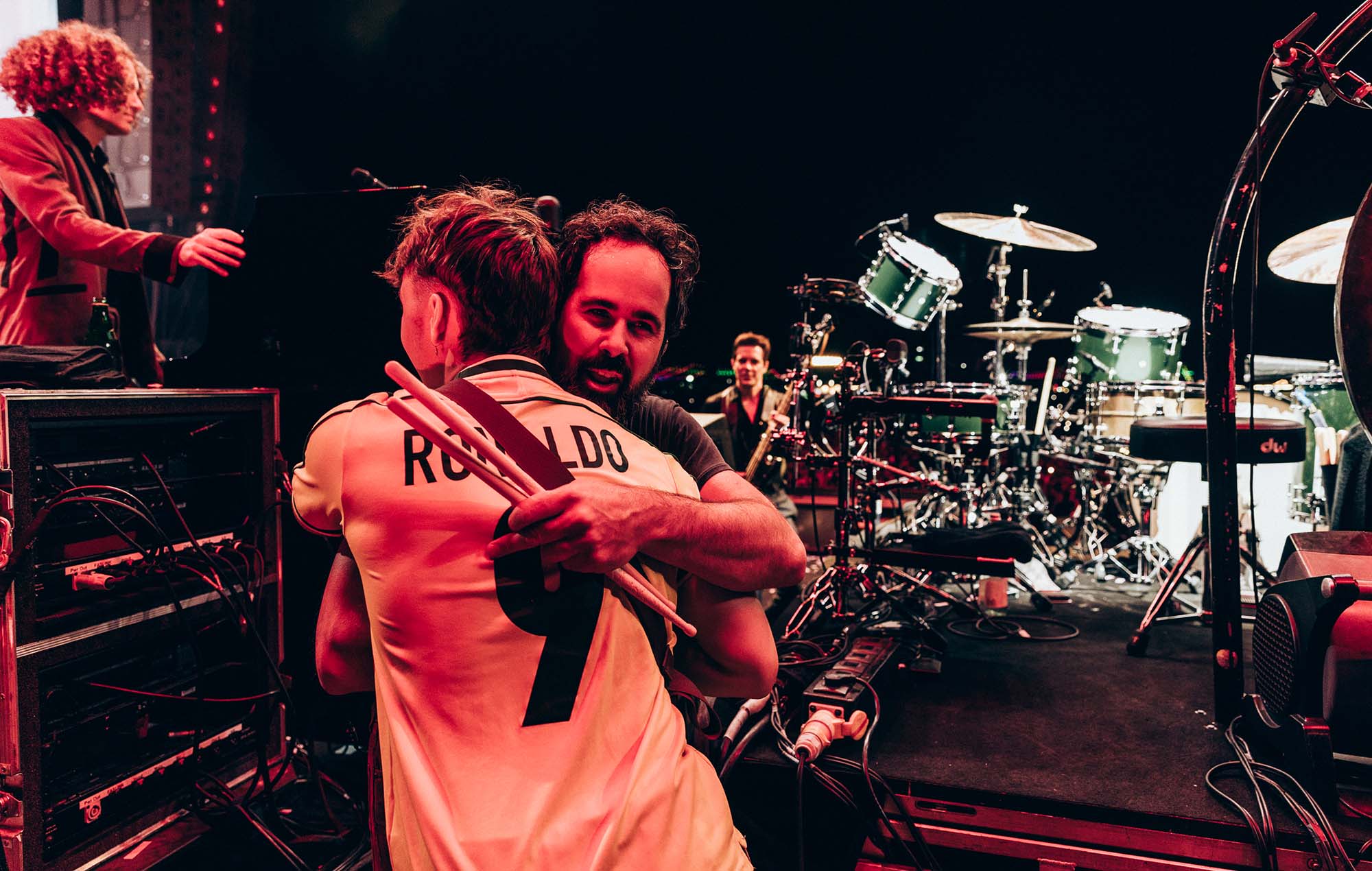 Глядзіце, як The Killers выводзяць фанатаў на сцэну падчас Reading Festival 2023