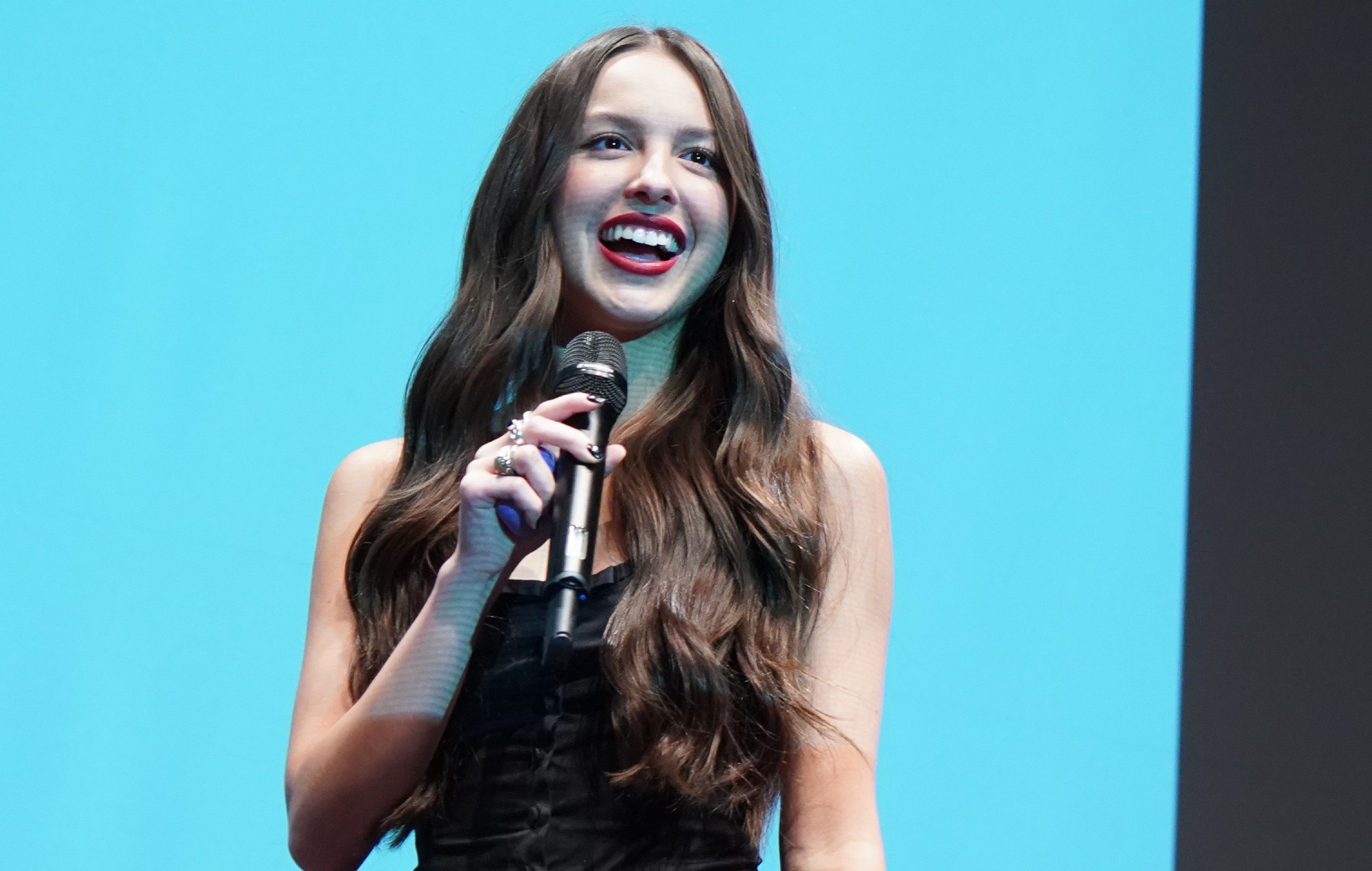 Алівія Радрыга выпусціла бонусныя песні "Guts" на вінілавым альбоме "Чорная пятніца".