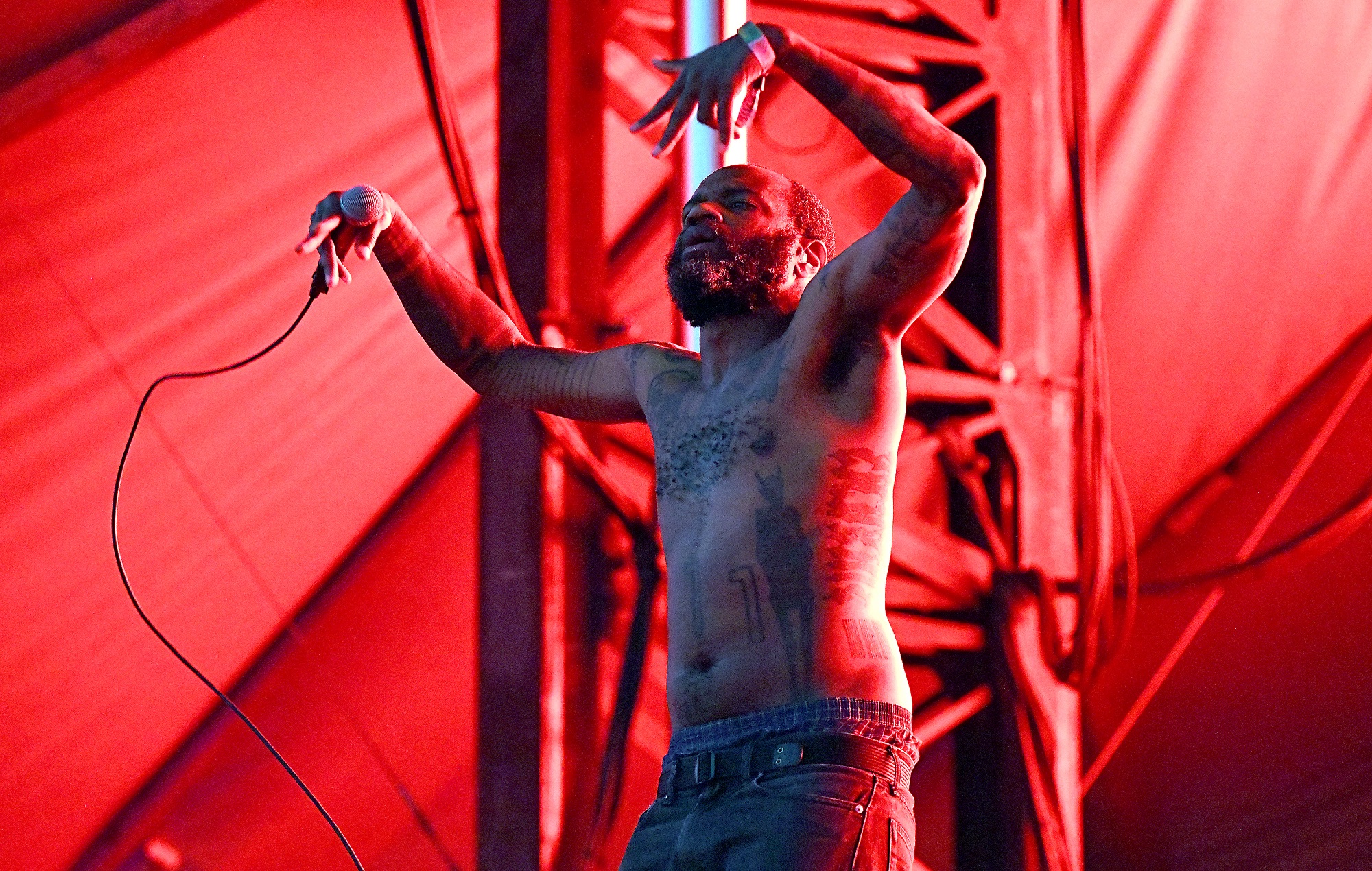 Гурт Death Grips перапыніў канцэрт у ЗША пасля таго, як пацярпеў ад свецячых палачак
