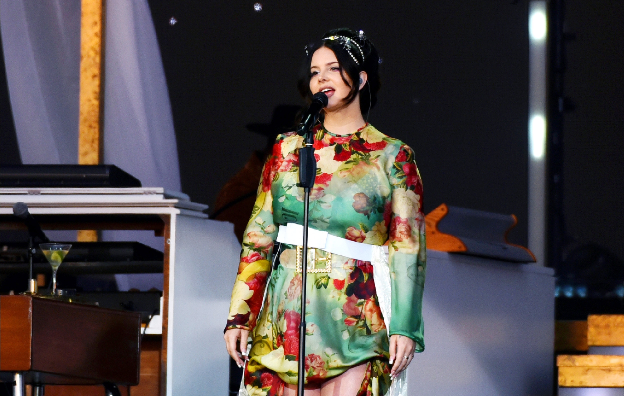 Лана Дэль Рэй сутыкаецца з фанатам, апранутым як яна, якая працуе ў Waffle House падчас вечарынкі на Дзень усіх Святых