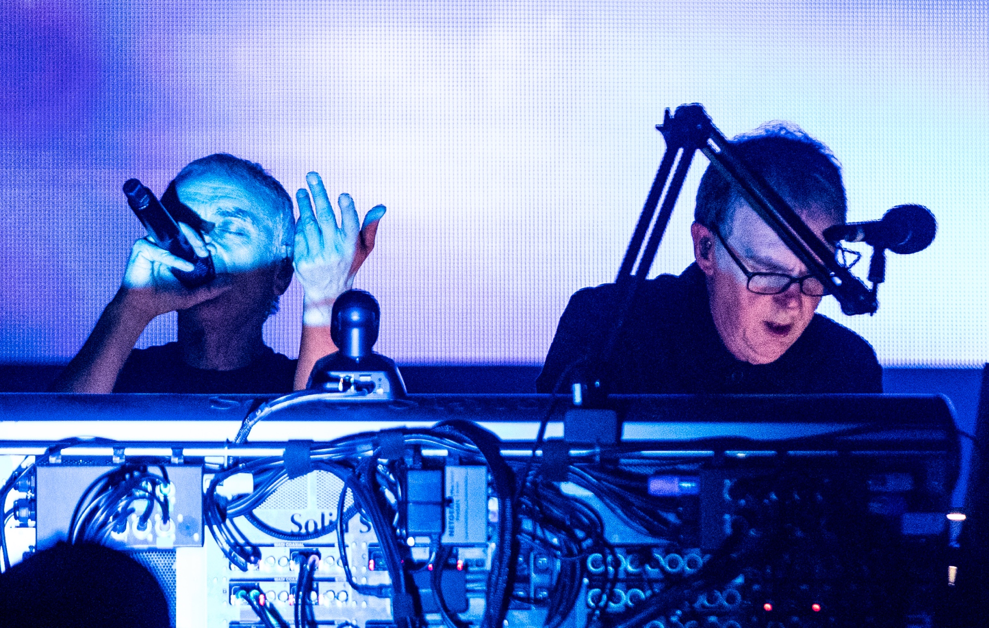 Слухайце васьміхвілінны новы сінгл Underworld "Denver Luna"