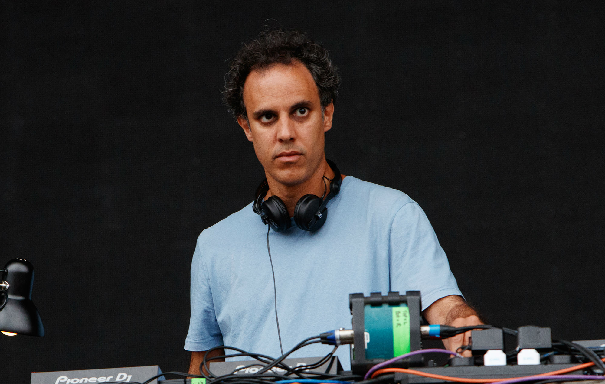 Four Tet ахвяруе вінілавую копію нявыдадзенага альбома "⣎⡇ꉺლ༽இ•̛)ྀ◞ ༎ຶ ༽ৣৢ؞ৢ؞ؖ ꉺლ" War Child