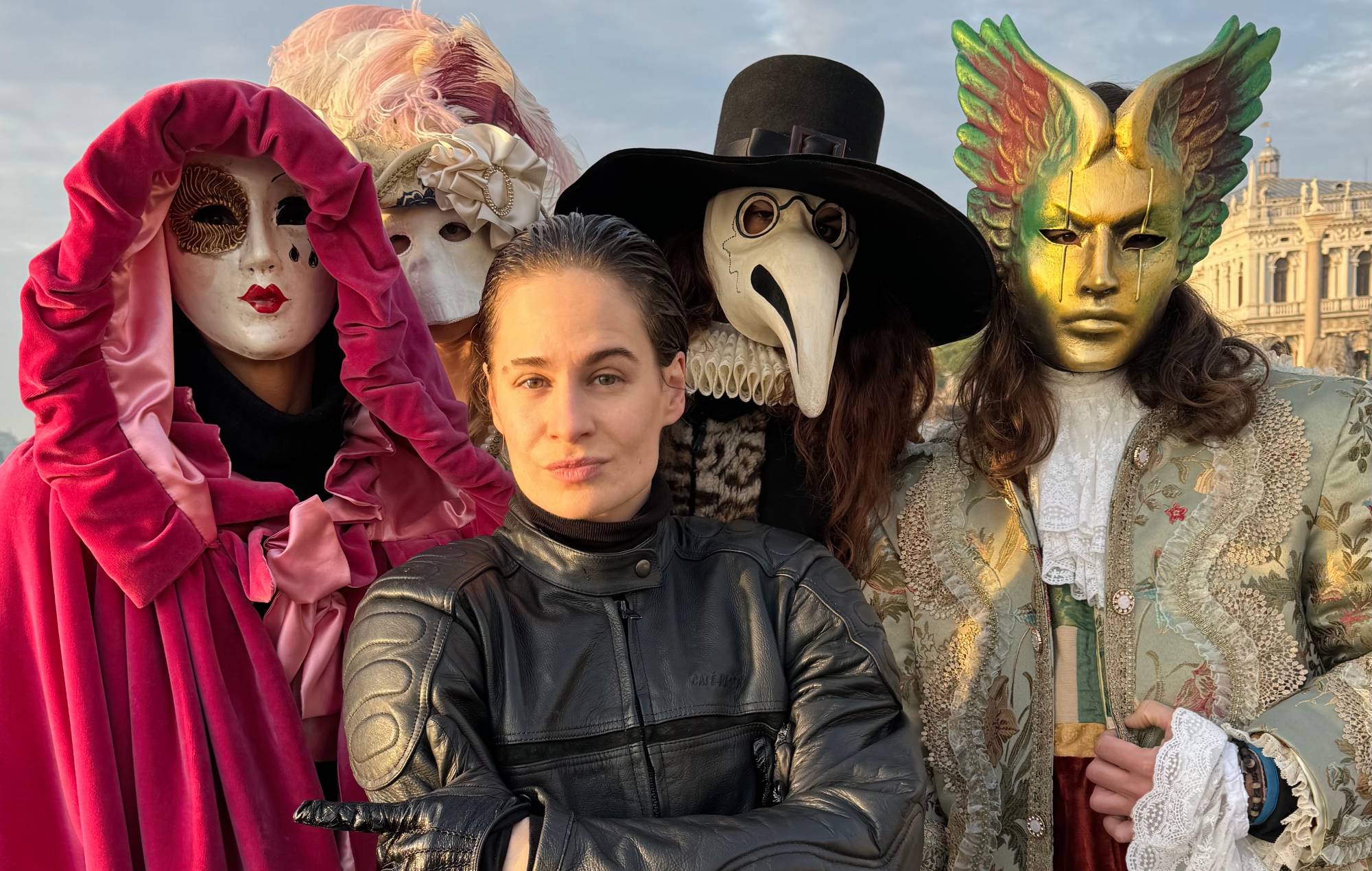 Christine & The Queens падзяліліся драматычным каверам на песню The Bee Gees "Stayin' Alive"