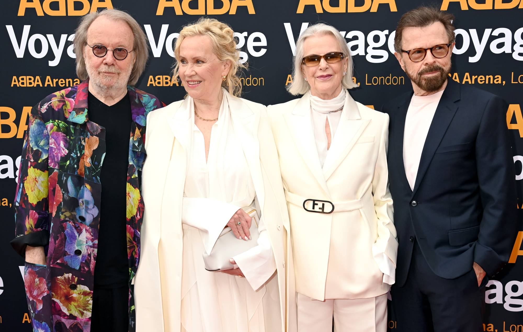 Глядзіце "SNL", які імітуе ABBA ў скетчы з Кейт Маккінан, Крыстэн Уіг і Маяй Рудольф у галоўных ролях