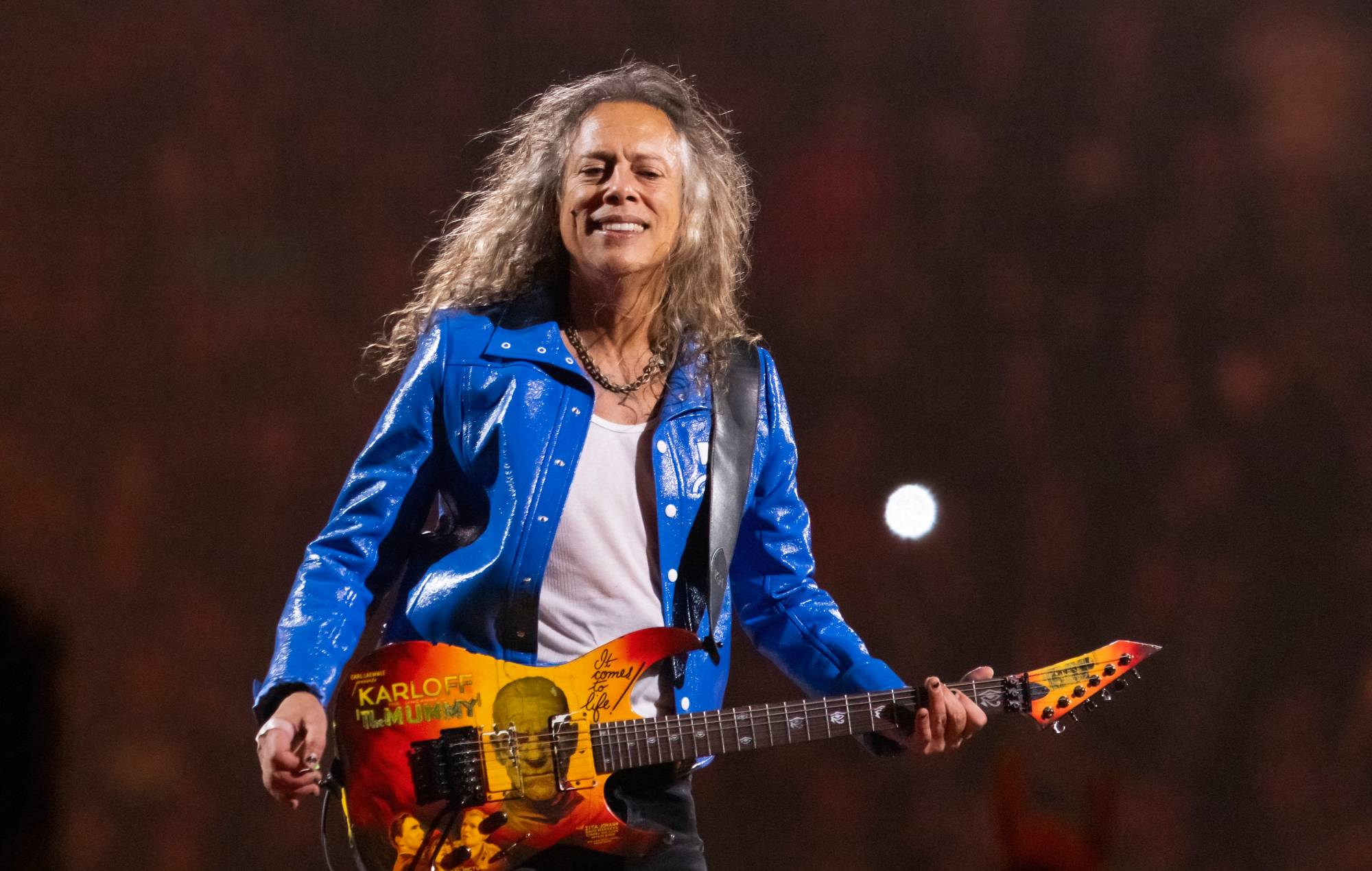 Кірк Хэмет паказвае, што Metallica ўклала ў рыф тэму «Бэтмэна».