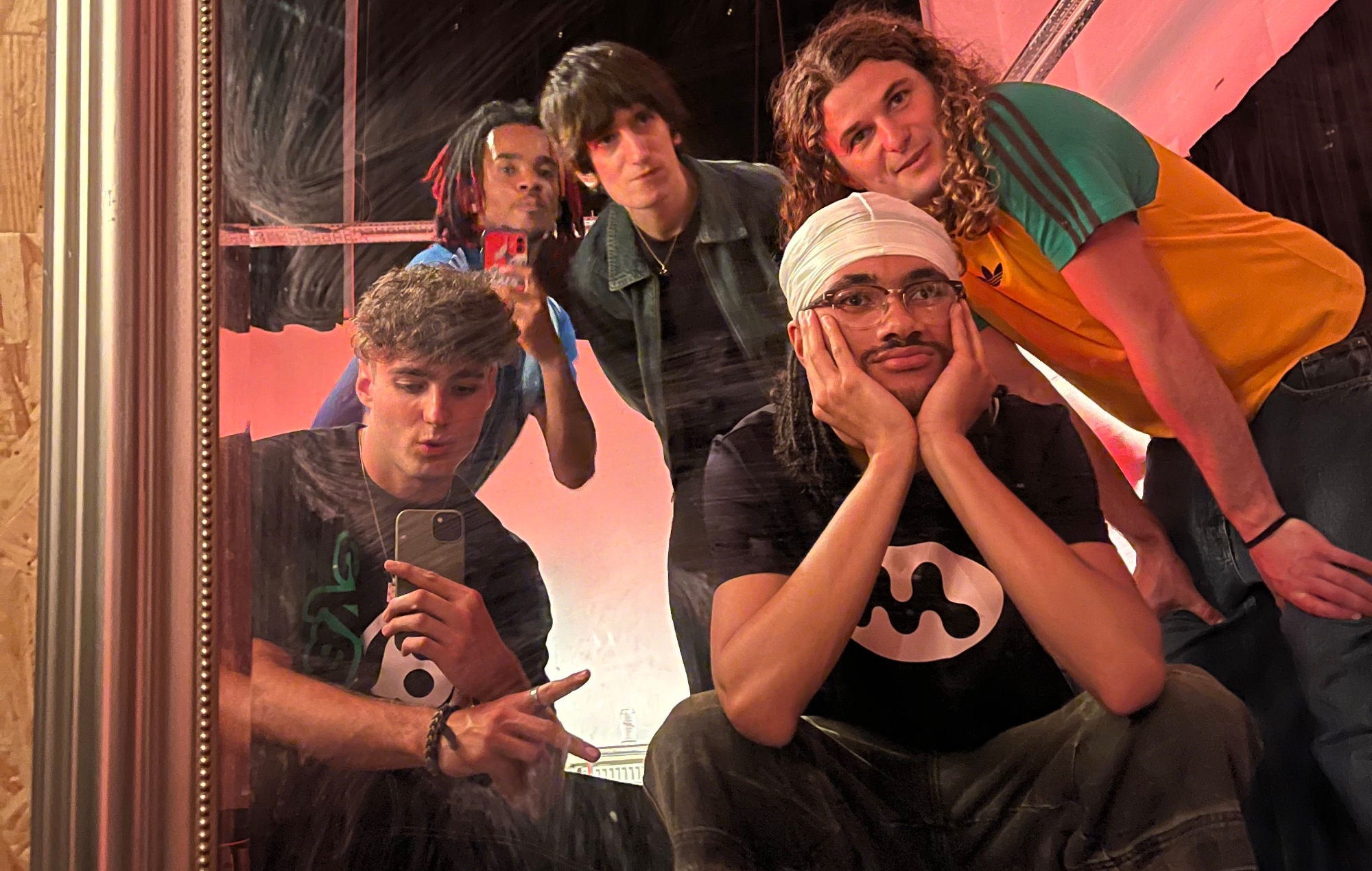 новы хрыплы гітарны гурт, які стварае андэграўндную супольнасць