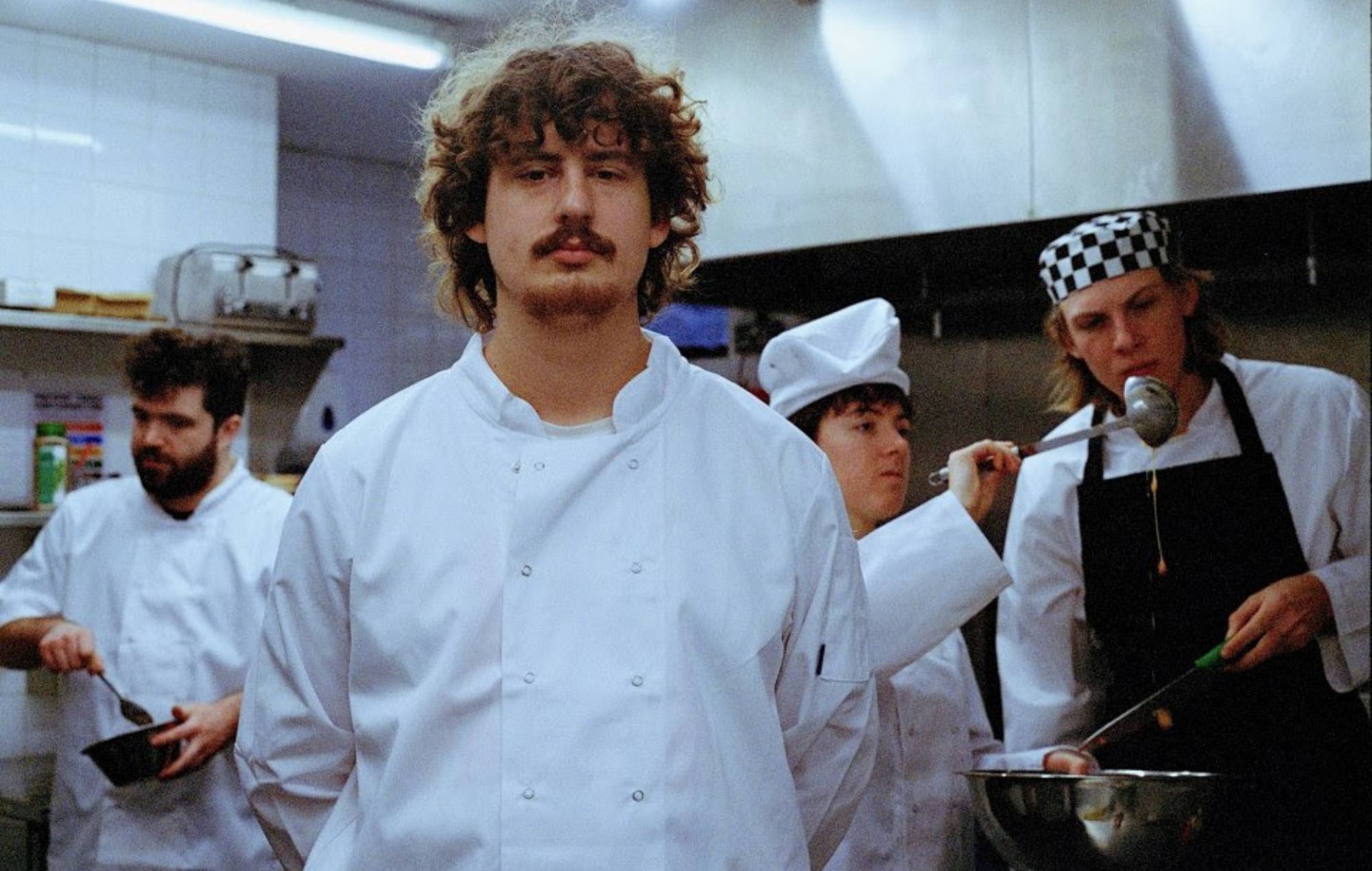 Fat Dog дзеліцца новым энергічным сінглам "All The Same" і анансуе канцэрты ў ЗША