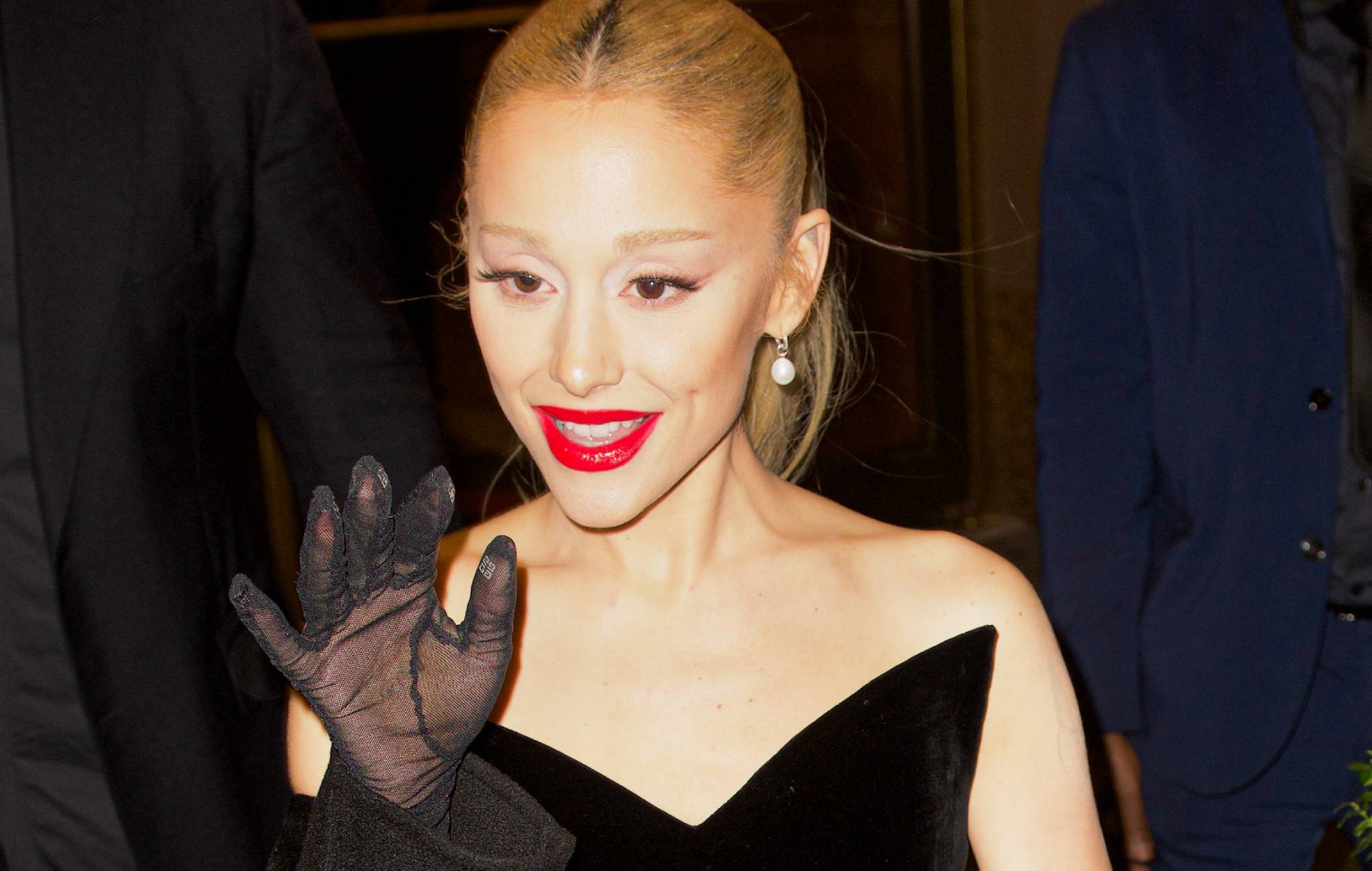 Арыяна Грандэ пацвярджае новую песню "так, і?"  выпадзе ў пятніцу