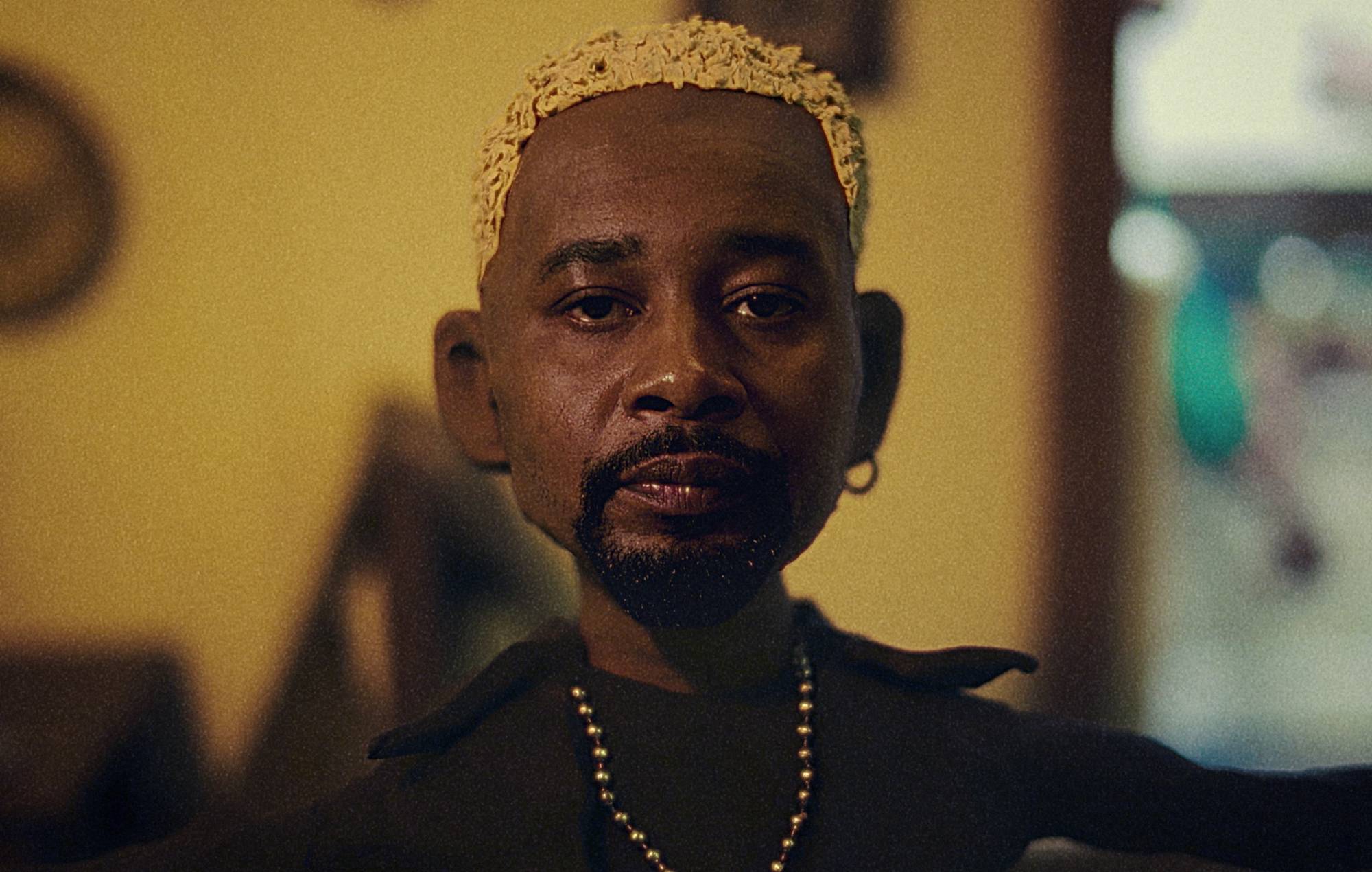 Дэні Браўн абвяшчае даты тура ў Вялікабрытаніі і Еўропе ў 2024 годзе, дзеліцца відэа "YBP".