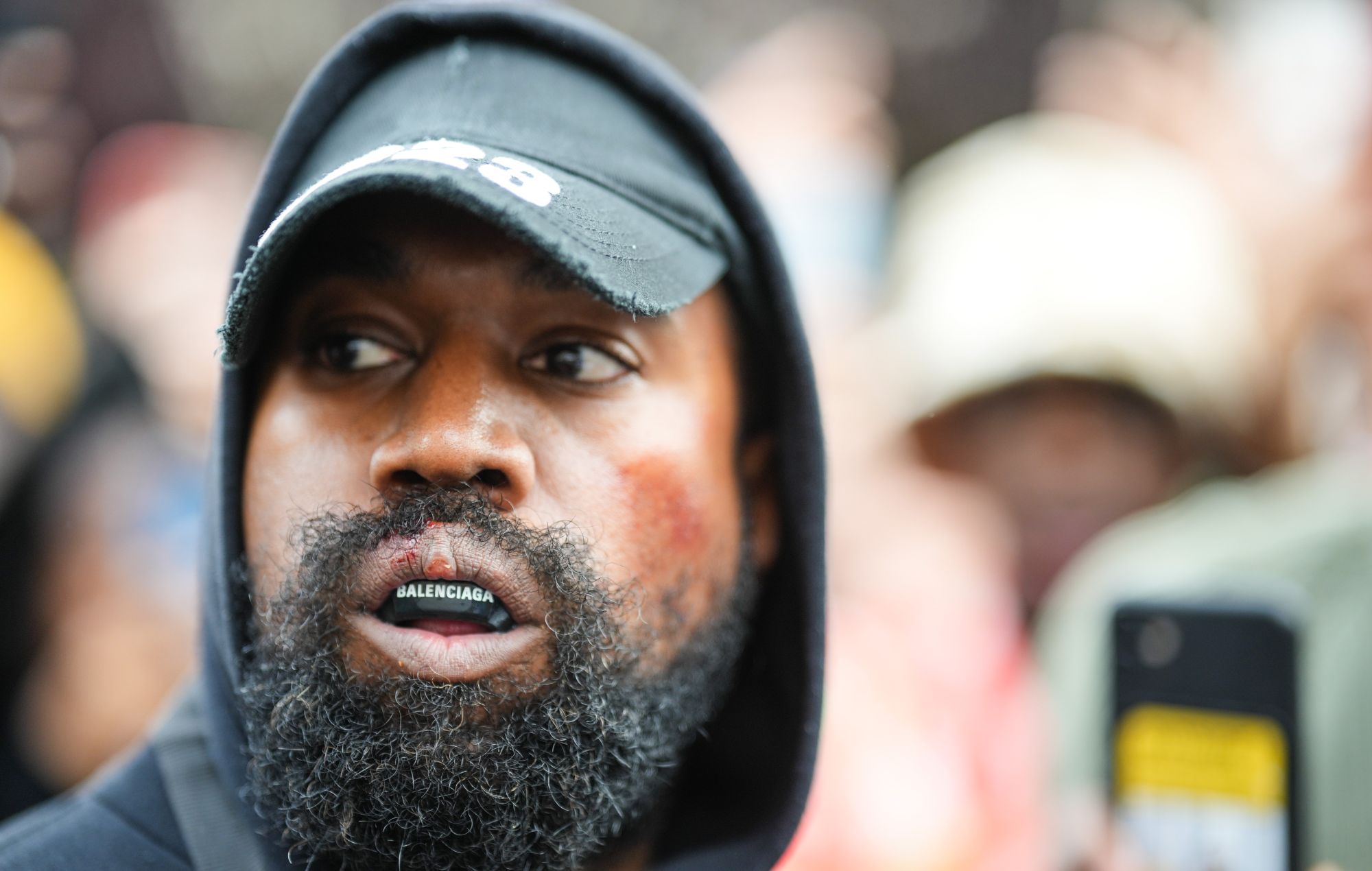 Канье хапае тэлефон фатографа за "непаважлівае" пытанне