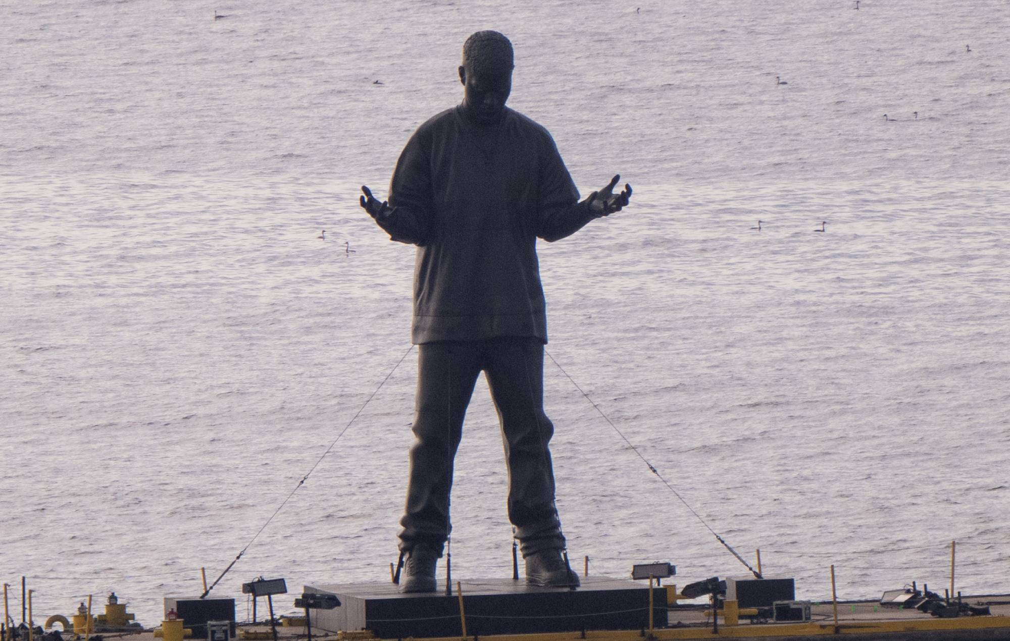 Кід Кудзі ўзводзіць гіганцкія статуі сябе па ўсім свеце для прасоўвання новага альбома "INSANO"