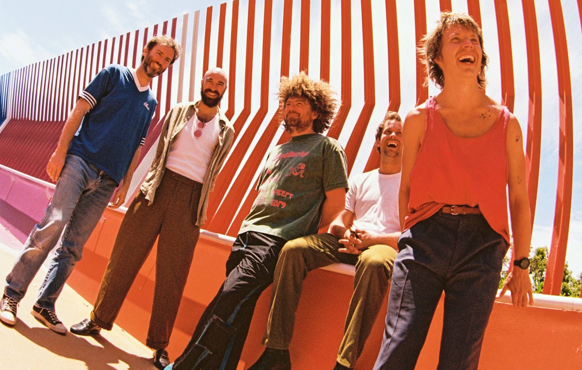 Pond падзяліўся новым псіхадэлічным сінглам "Neon River" і абвясціў даты сусветнага турнэ