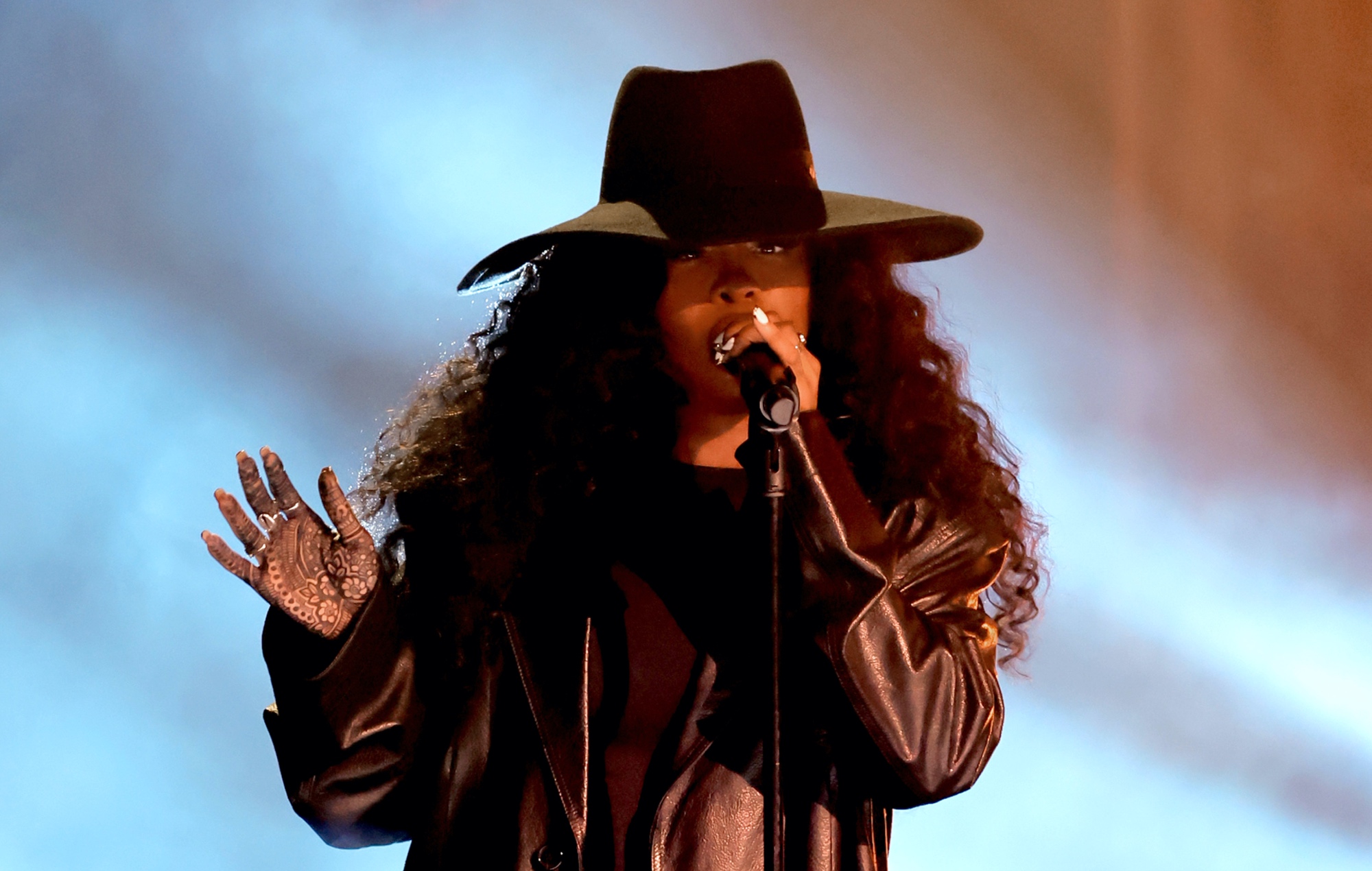 SZA дзеліцца новым летуценным сінглам "Saturn"