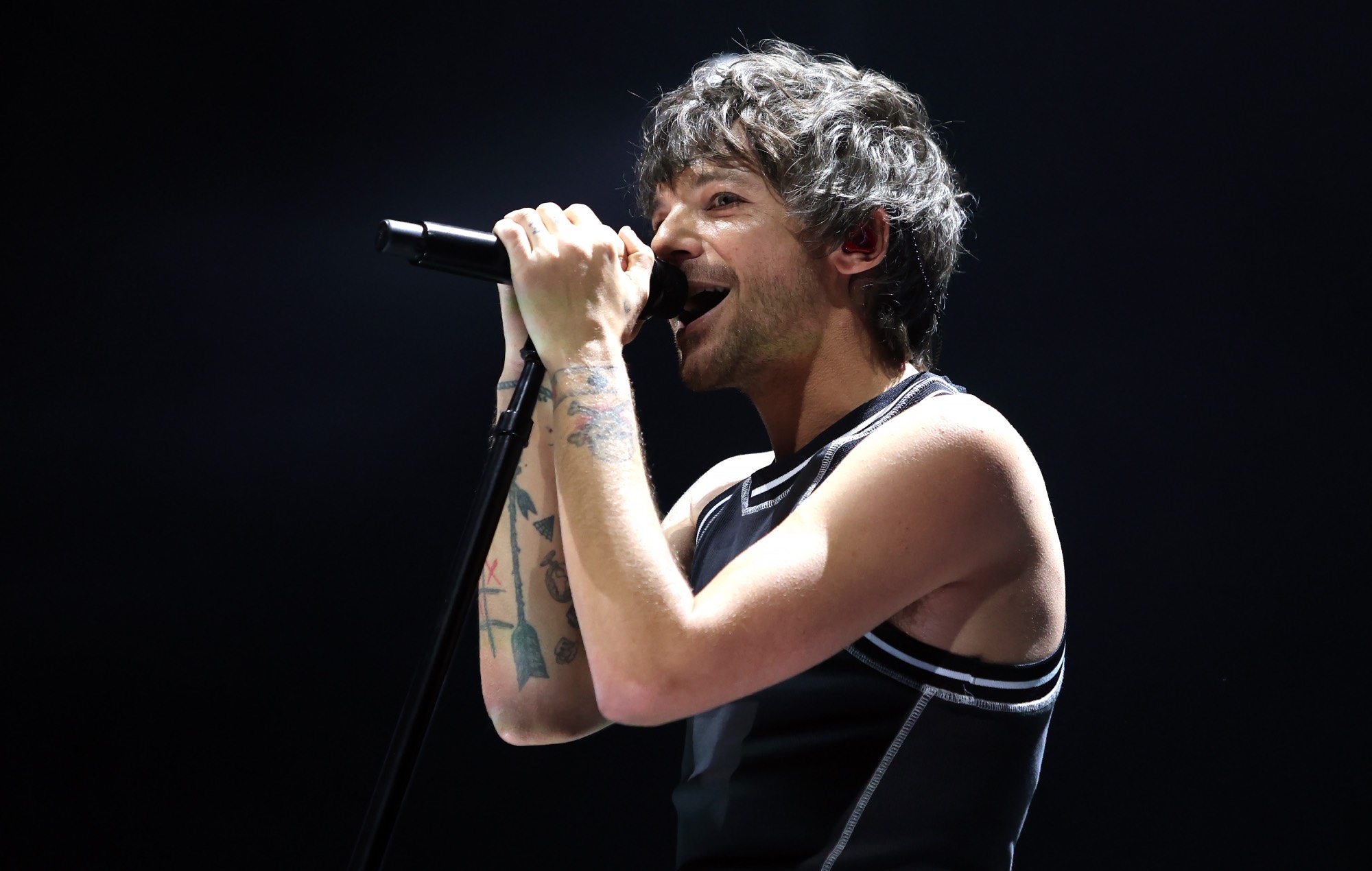 Здаецца, Луіс Томлінсан "жаніцца" з фанатам, раздаючы аўтографы ў Інданезіі