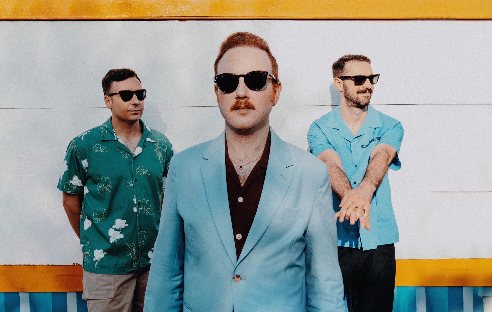 Two Door Cinema Club распавядае пра новы энергічны сінгл "Happy Customers"
