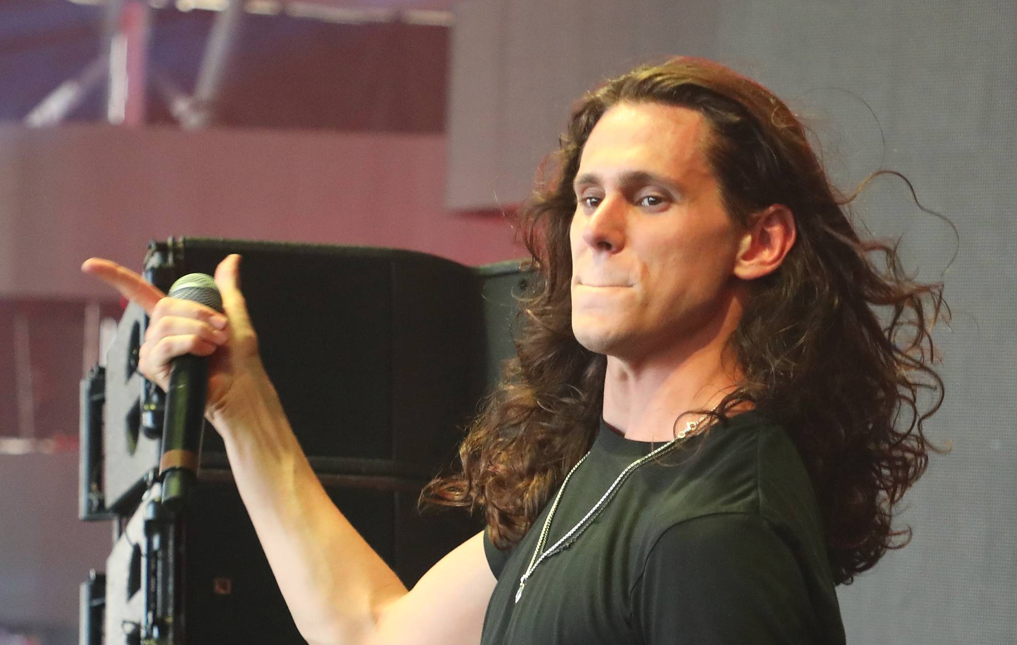 Відэа, на якім фатограф на канцэртах ледзь ухіляецца ад кінутай у яго гітары, становіцца вірусным