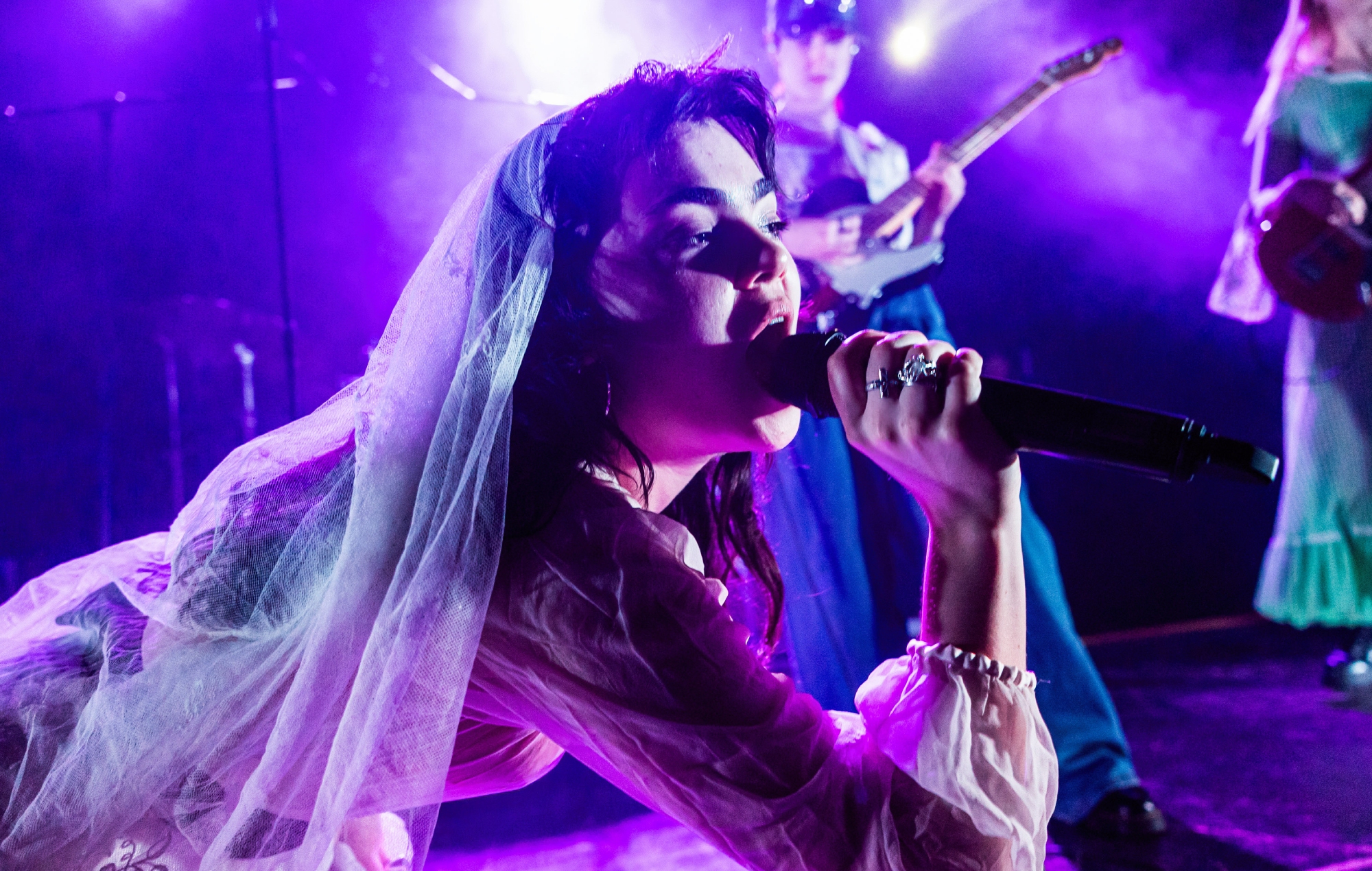 Слухайце бадзёры кавер на класіку Sparks "This Town Ain't Big Enough For The Both Of Us" ад The ​​Last Dinner Party