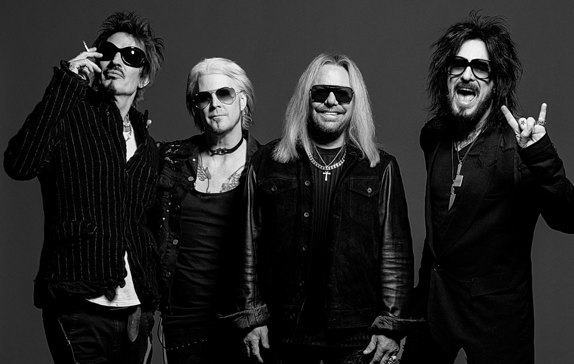 Mötley Crüe на "Dogs Of War" і быць рок-зоркамі ў эпоху сацыяльных сетак
