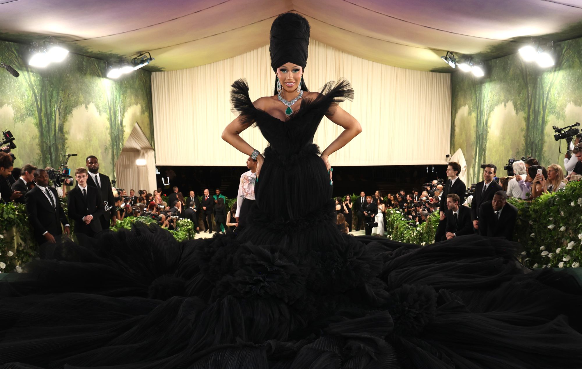 Cardi B адказвае на негатыўную рэакцыю пасля таго, як назвала дызайнера Met Gala "азіятам", а не па імені