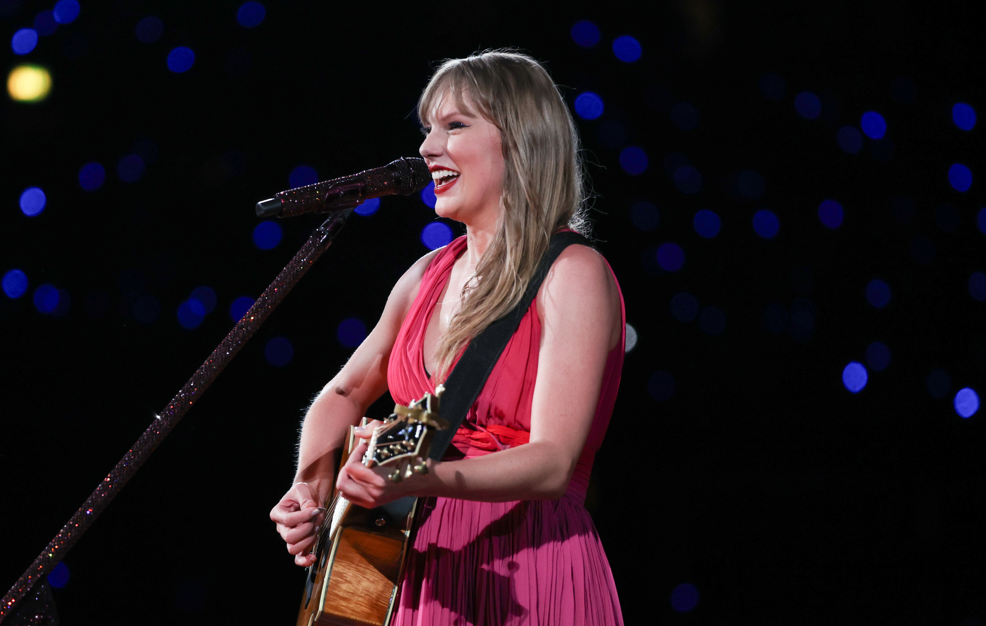 Глядзіце выкананне Тэйлар Свіфт "How Did It End?"  упершыню ў Стакгольме