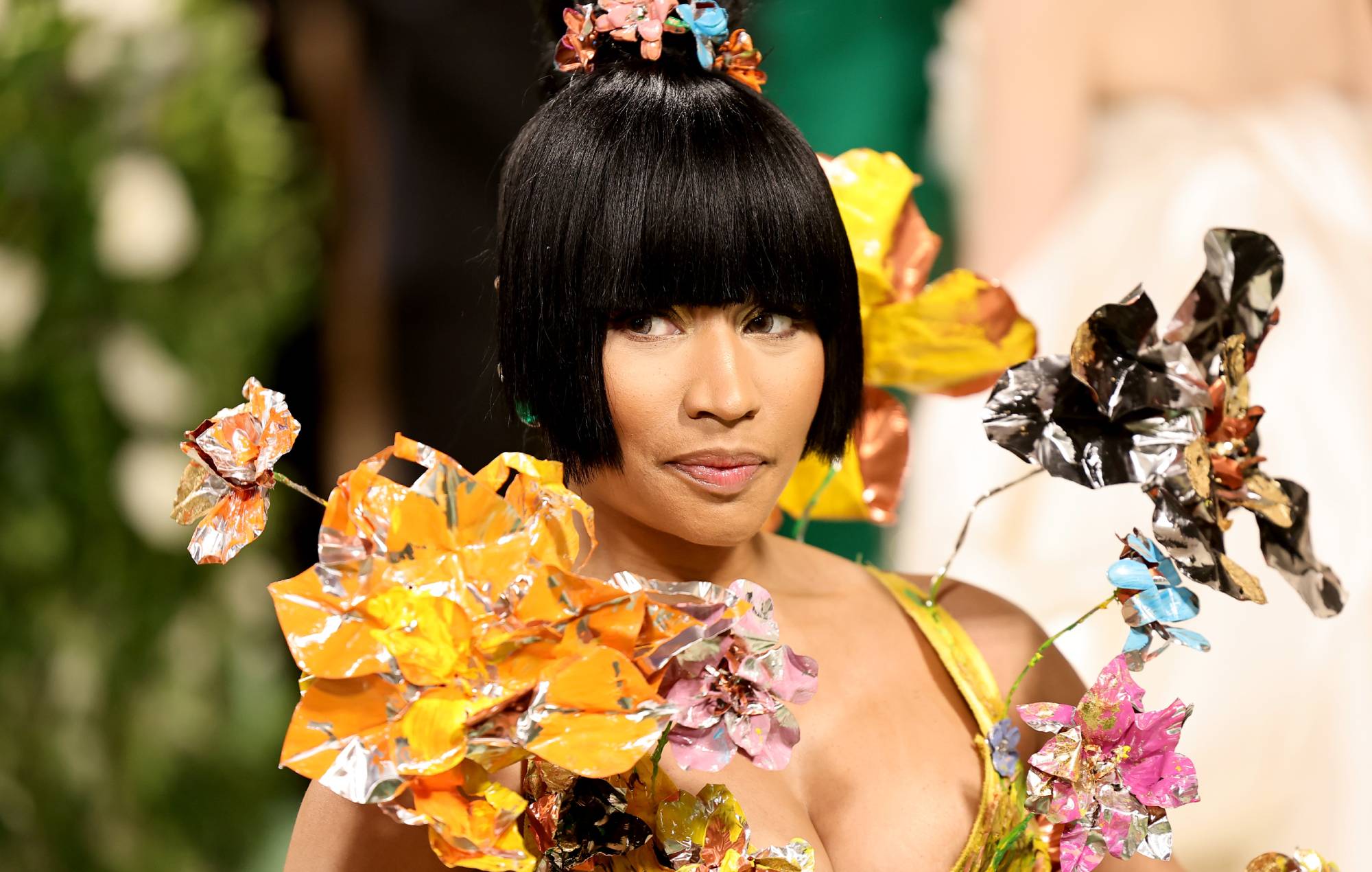 Нікі Мінаж прыносіць прабачэнні за адмену Манчэстэра, кажа, што яе пратрымалі ў галандскай турэмнай камеры "5-6 гадзін"