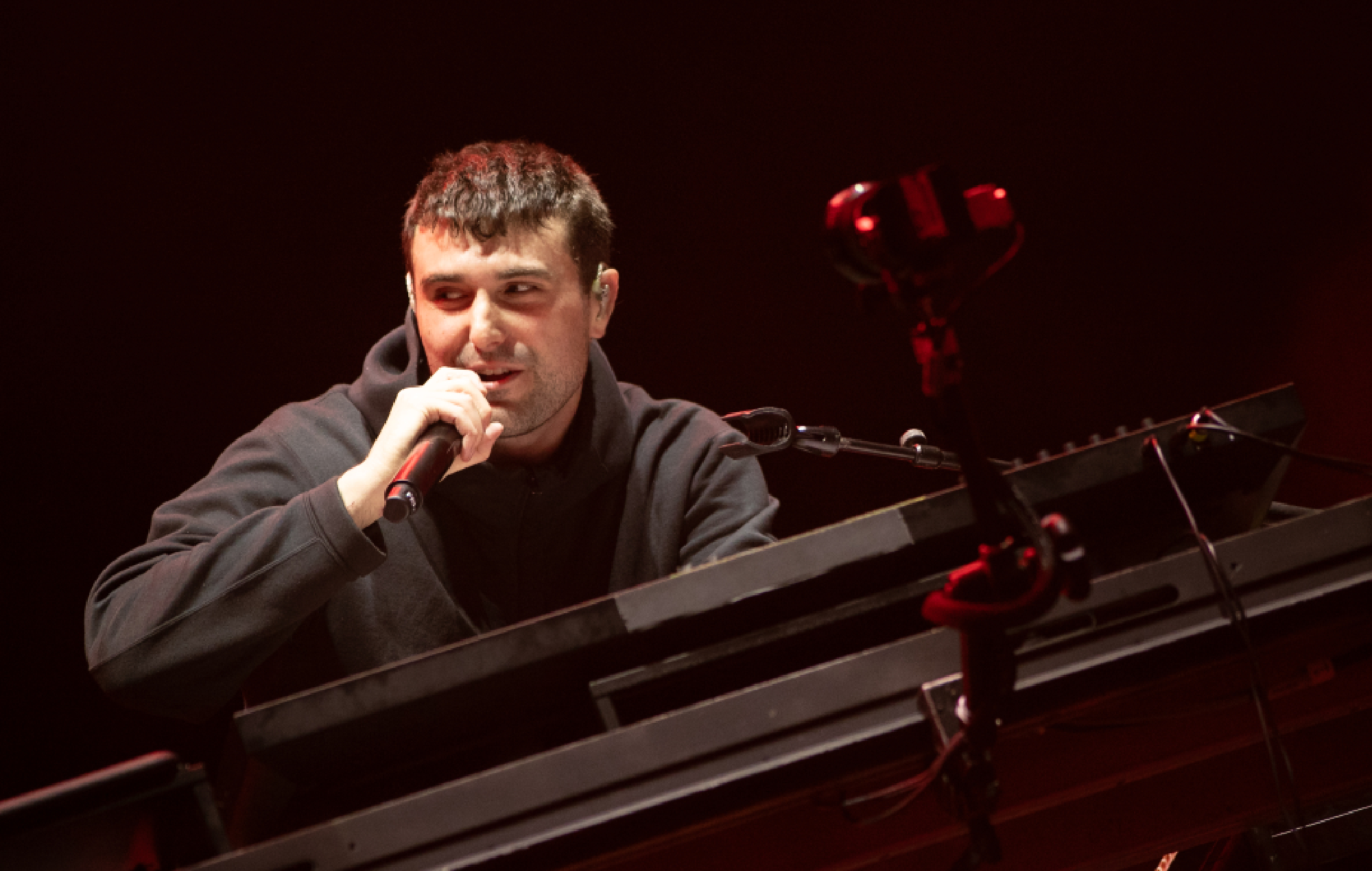 Fred Again.. спыняе шоу з натоўпу, каб загадаць фанатам пакінуць сцэну