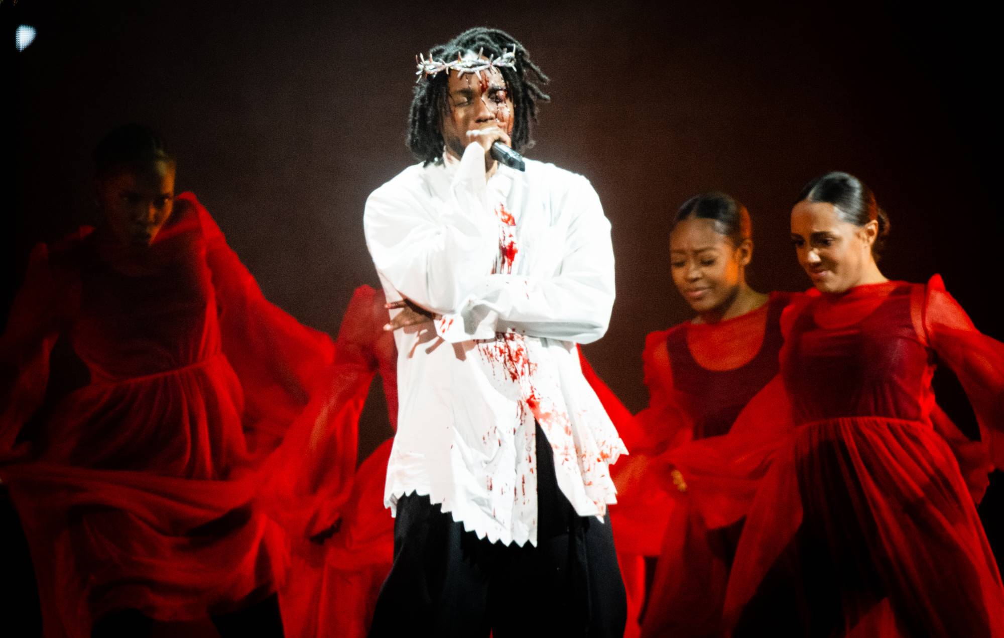 Кендрык Ламар выконвае Дрэйк-дыс пяць разоў і патрабуе пярсцёнак Тупака