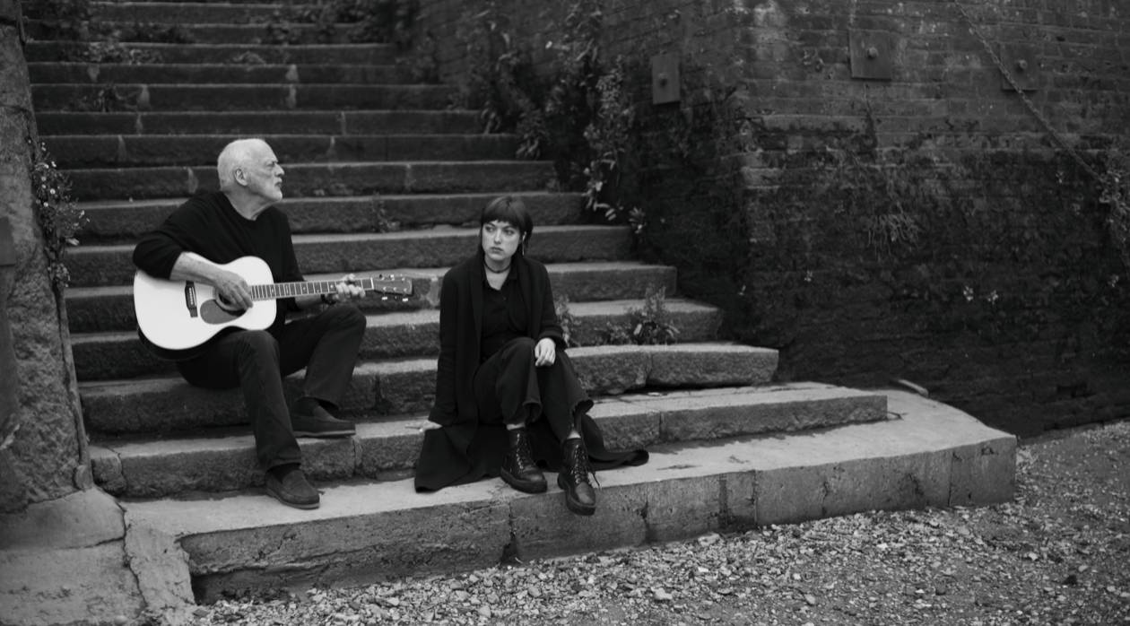 Паслухайце новы мудрагелісты сінгл Дэвіда Гілмара і дачкі Романі "Between Two Points"