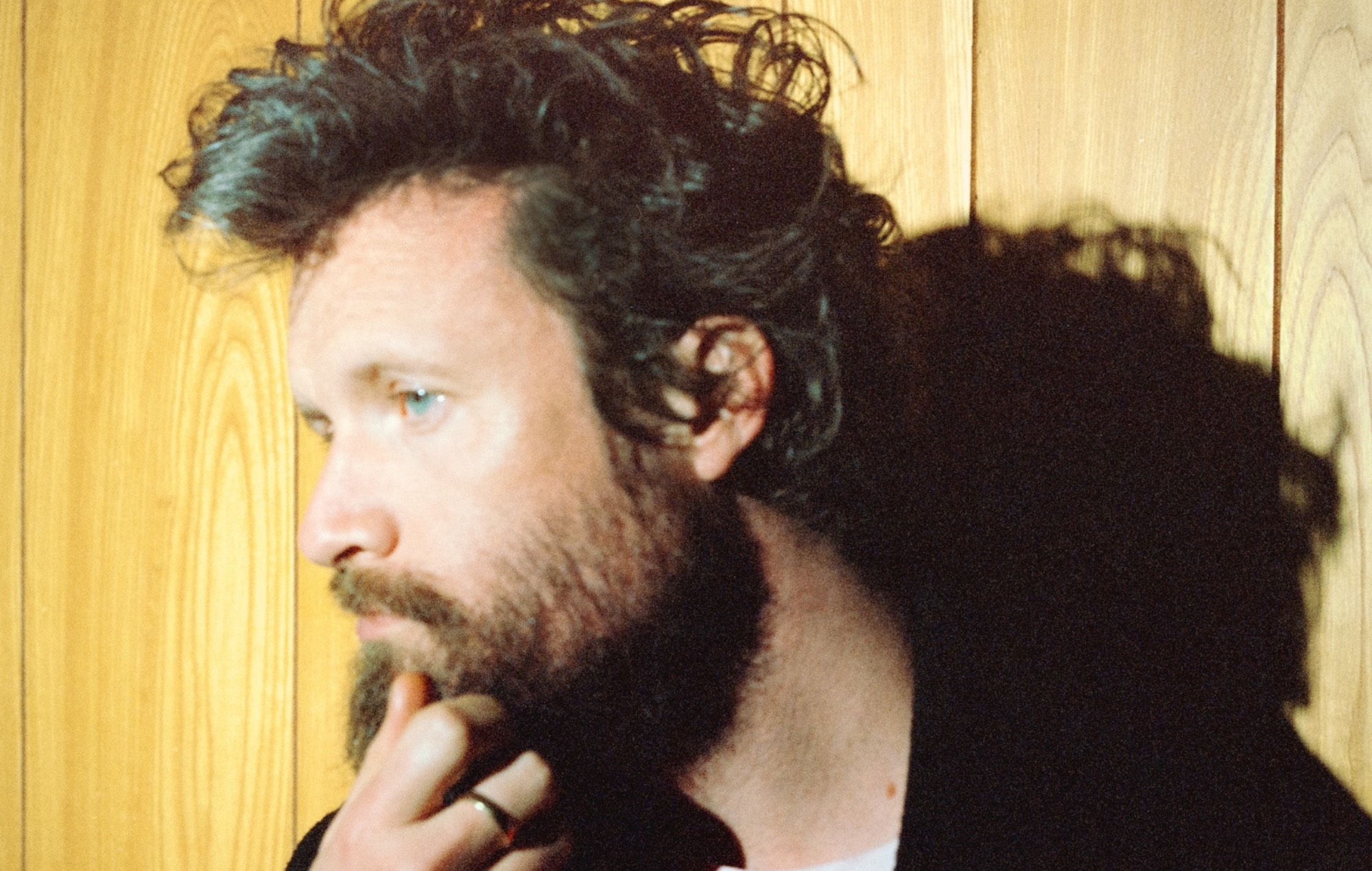 Айцец Джон Місці падзяліўся новым сінглам «I Guess Time Just Makes Fools Of Us All» з новага альбома «Greatish Hits»