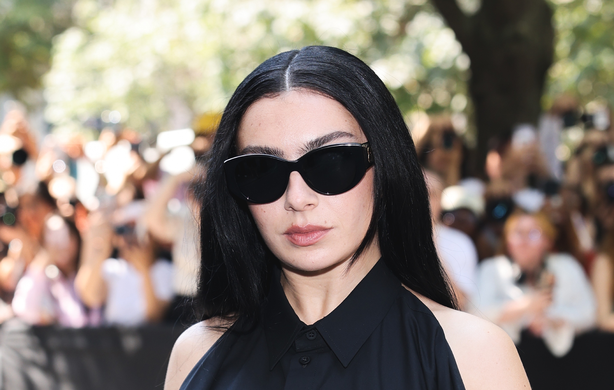 Чарлі XCX кажа, што вірусны трэк "Apple" "амаль не трапіў" у "Brat"