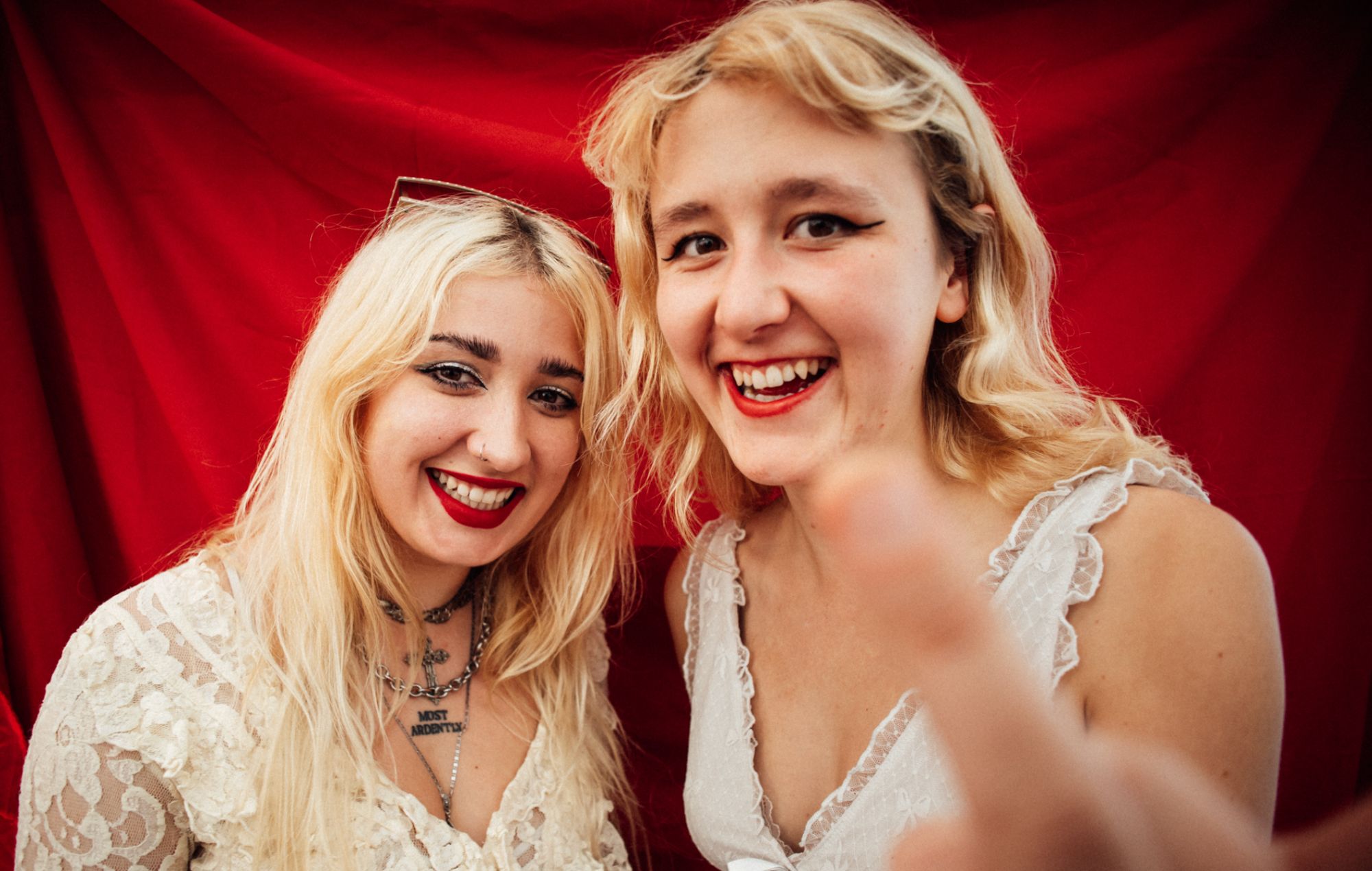 Lambrini Girls распавядаюць пра новую музыку, падтрымліваюць слоты IDLES і выкарыстоўваюць сваю платформу, каб выказвацца