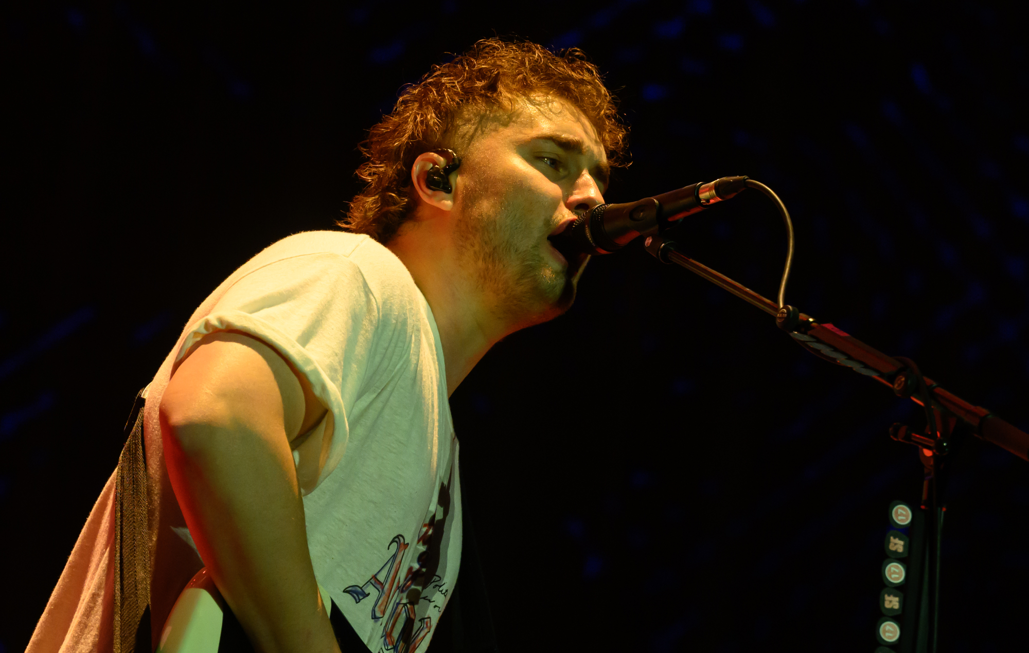 Сэм Фэндэр дэбютаваў ужывую для дзвюх нявыдадзеных песень "People Watching" і "Nostalgia Lies"