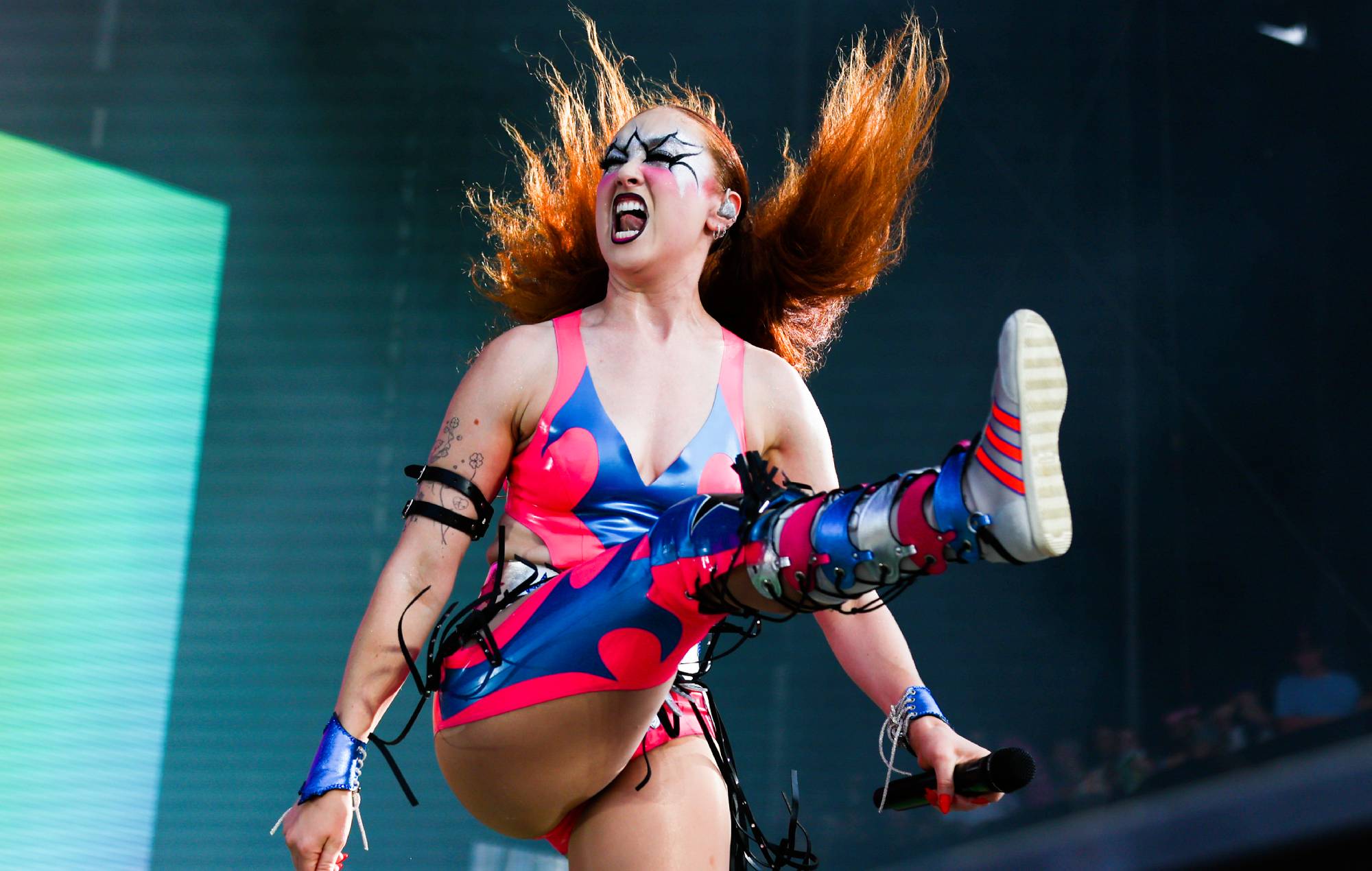 Чапел Роан выйшаў на першы нумар адзін у Вялікабрытаніі з альбомам "Midwest Princess" амаль праз год пасля яго выхаду