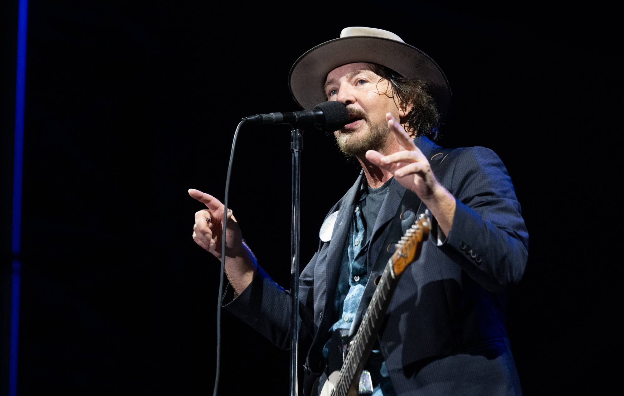 Глядзіце, як Pearl Jam упершыню выконваюць глыбокую кампазіцыю "Песня кіта".