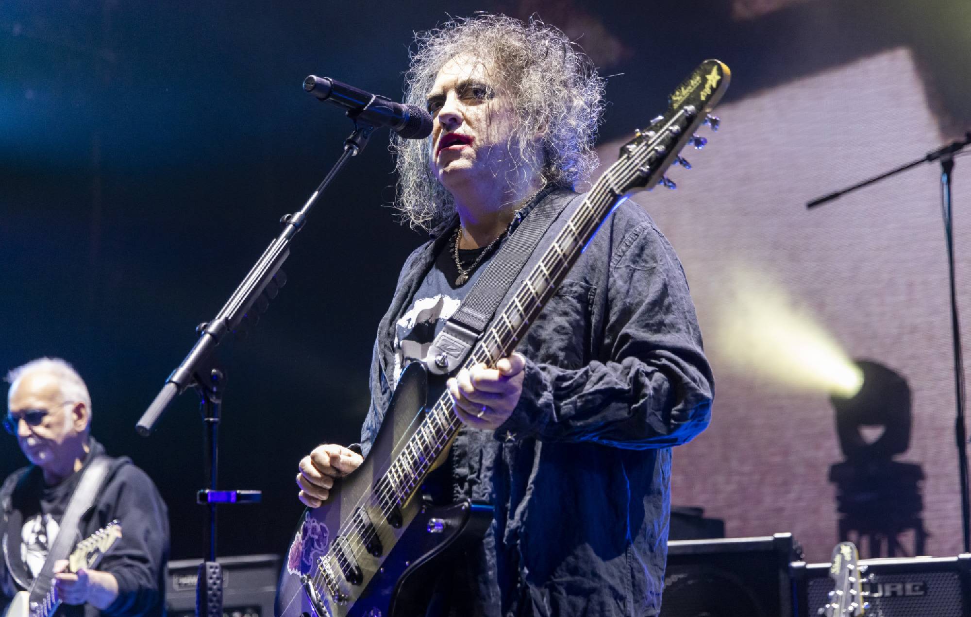 The Cure падзяліліся новым сінглам "A Fragile Thing" і раскрылі трэк-ліст альбома "Songs Of A Lost World"