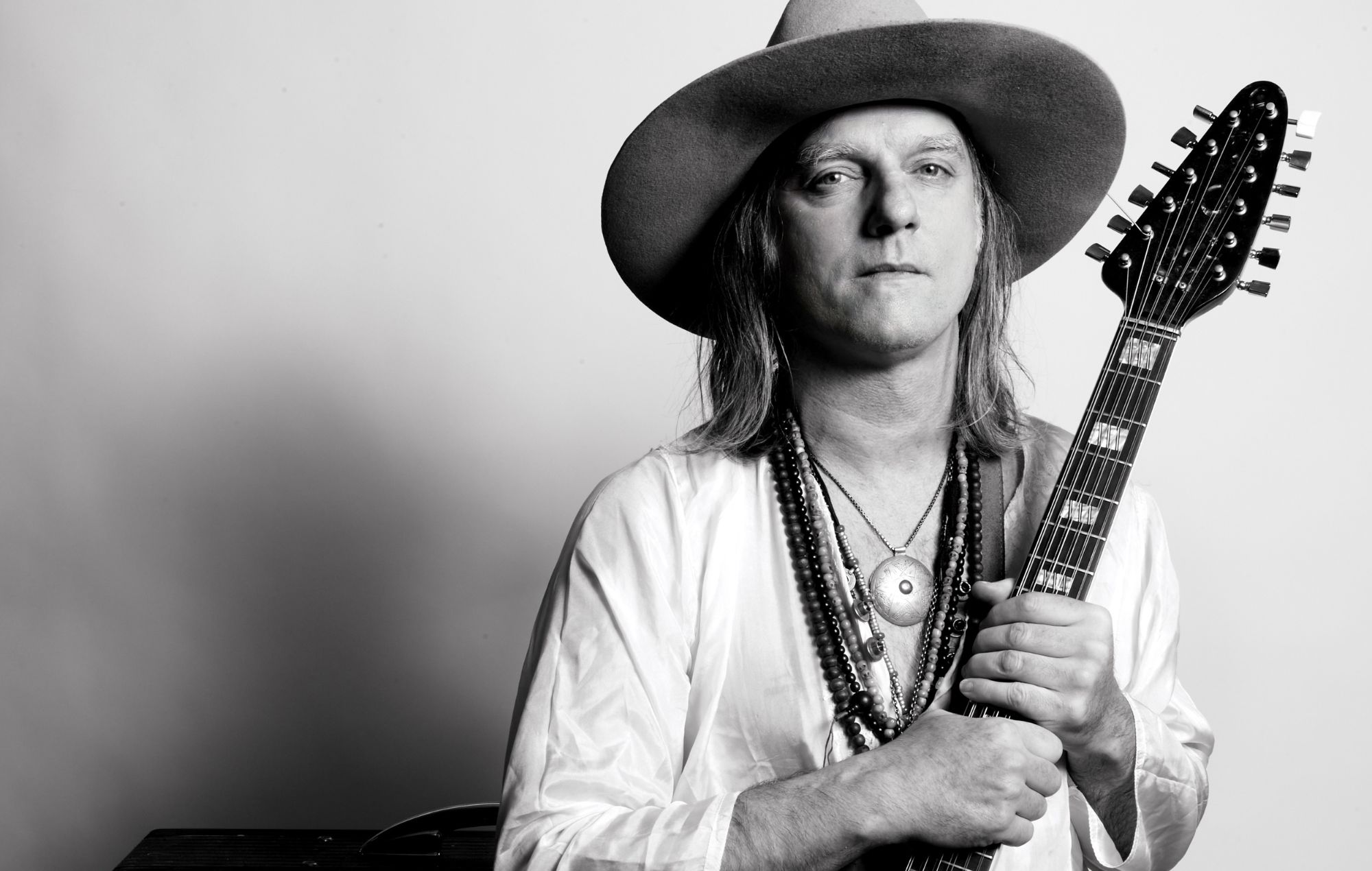 Разня Браяна Джонстауна, Антон Ньюкомб, распавядае пра новы матэрыял і яго «ва ўсім вінавацяць»