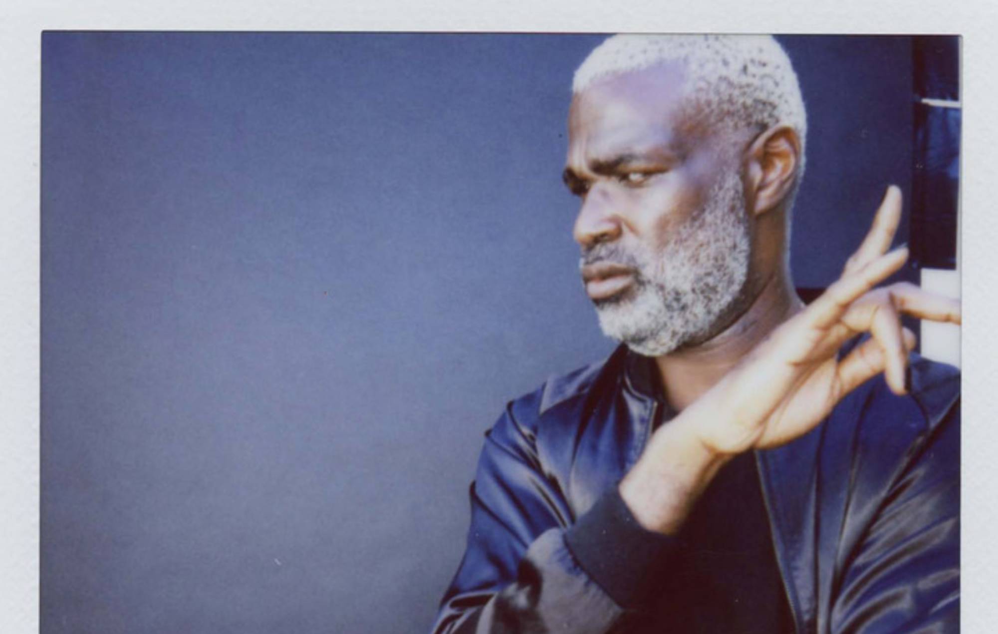 Тэлевізар на радыё Tunde Adebimpe акцыі "Drop" і абвяшчае дэбютны сольны альбом "Thee Black Boltz"
