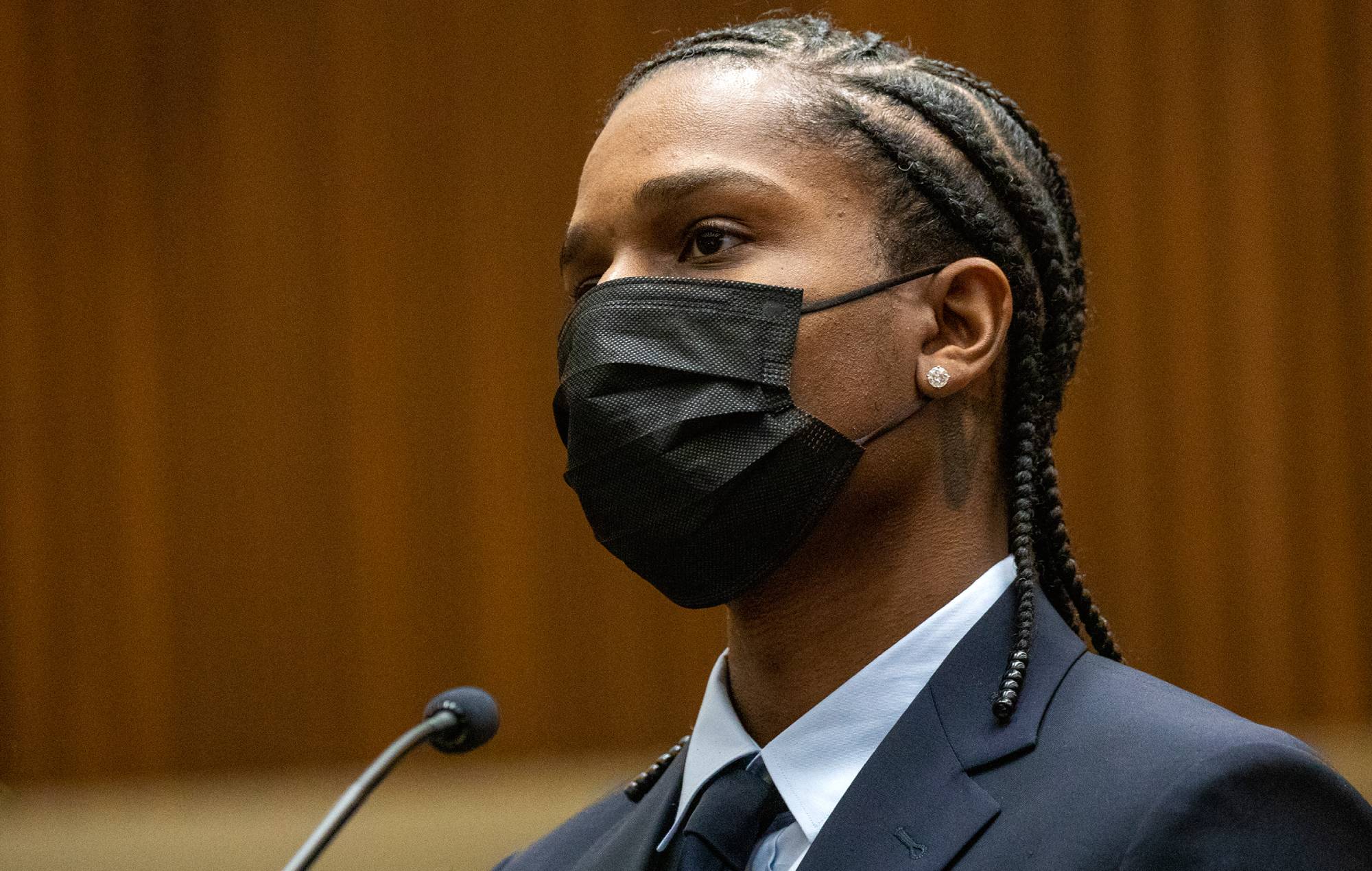 Сведка адзначае $ AP Rocky, які быў здзекаваны з нібыта ахвярай "страляць з падробленага пісталета"
