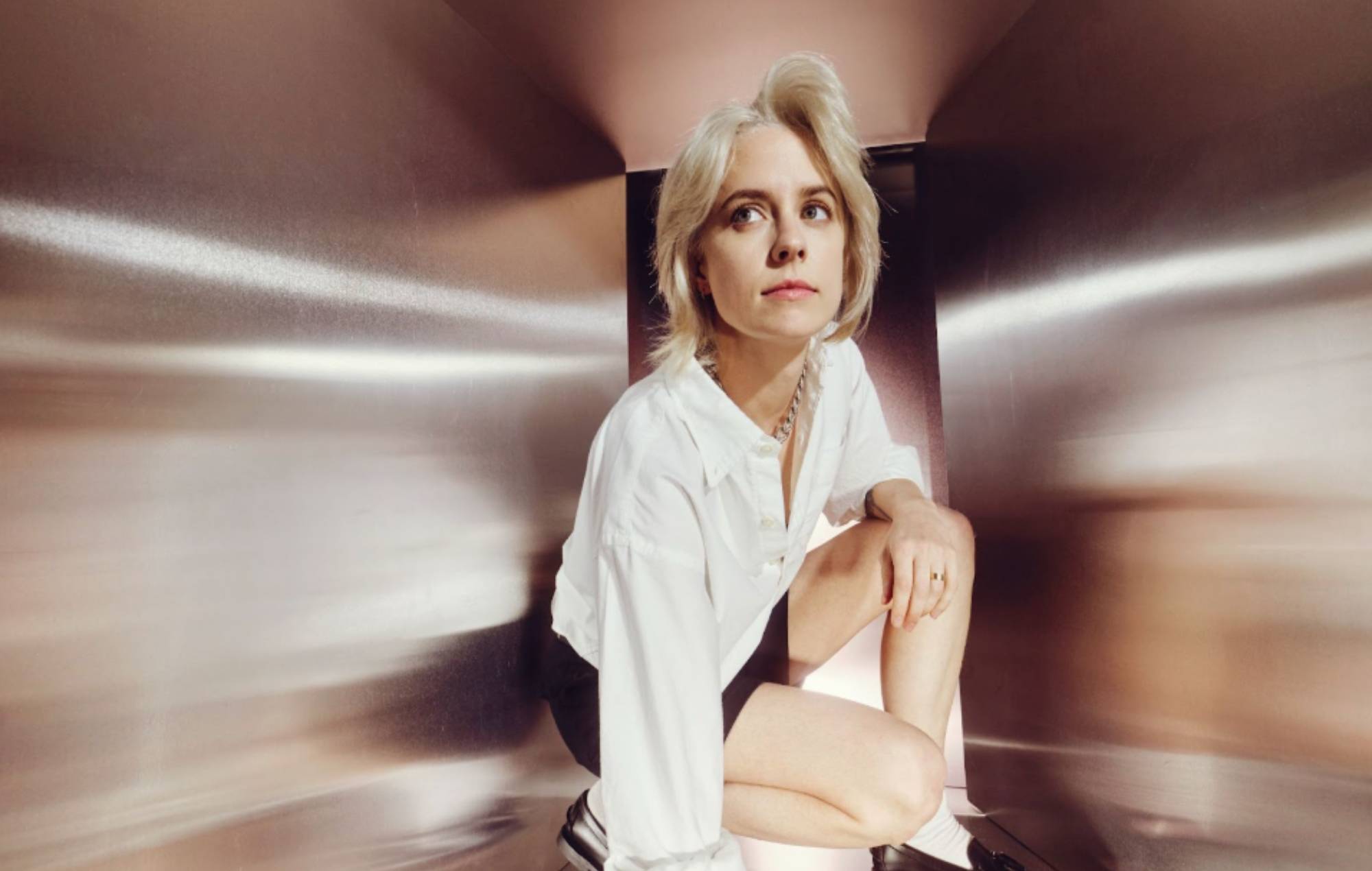 Avalon Emerson падпісвае Dead Oceans, дзеліцца энергічным сінглам "Не бачыце са мной"