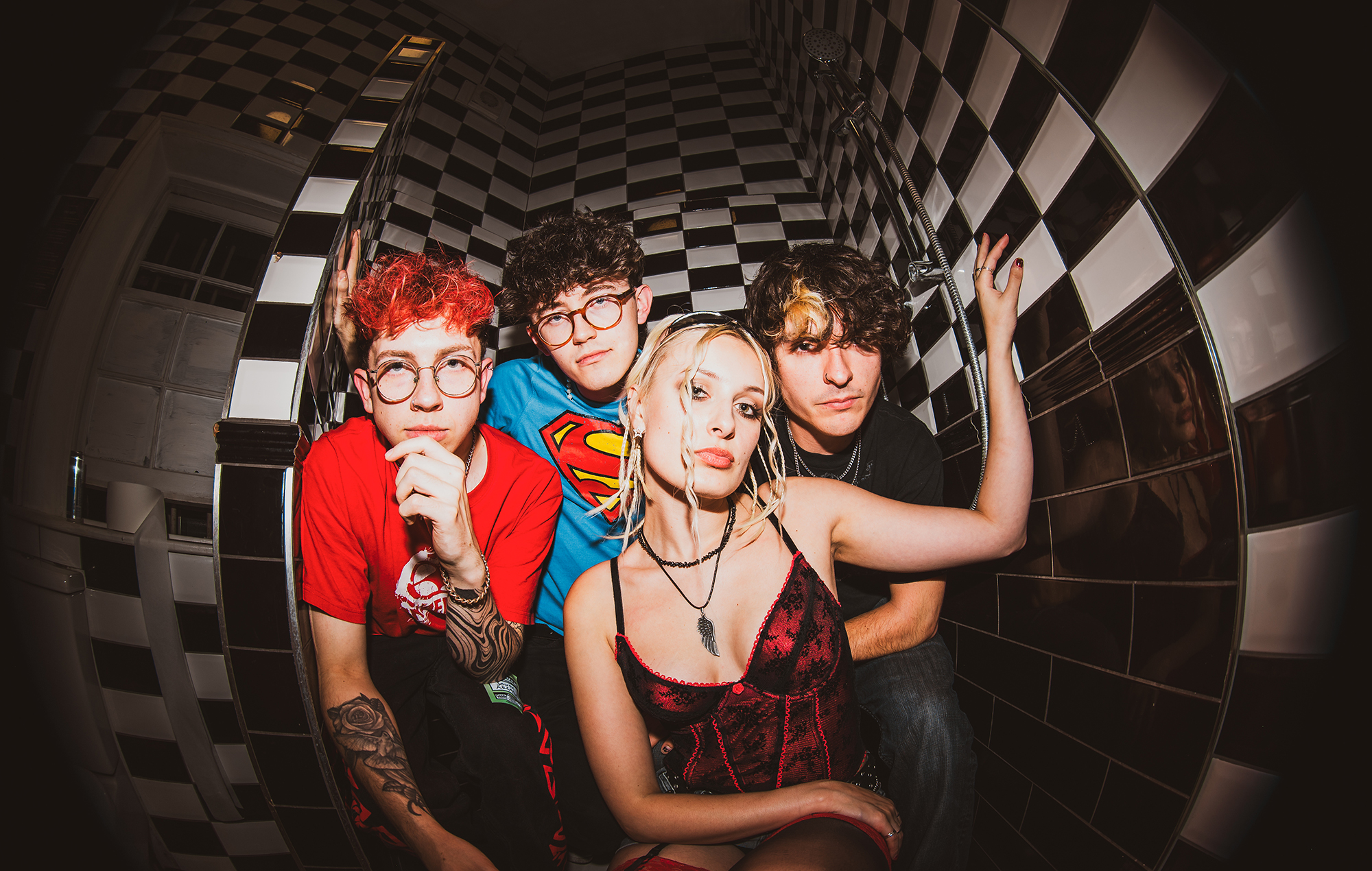 Пазнаёмцеся з Паўднёвай Аркадай, Оксфардскі квартэт, змешваючы жанры Y2K у адзін стравы гук