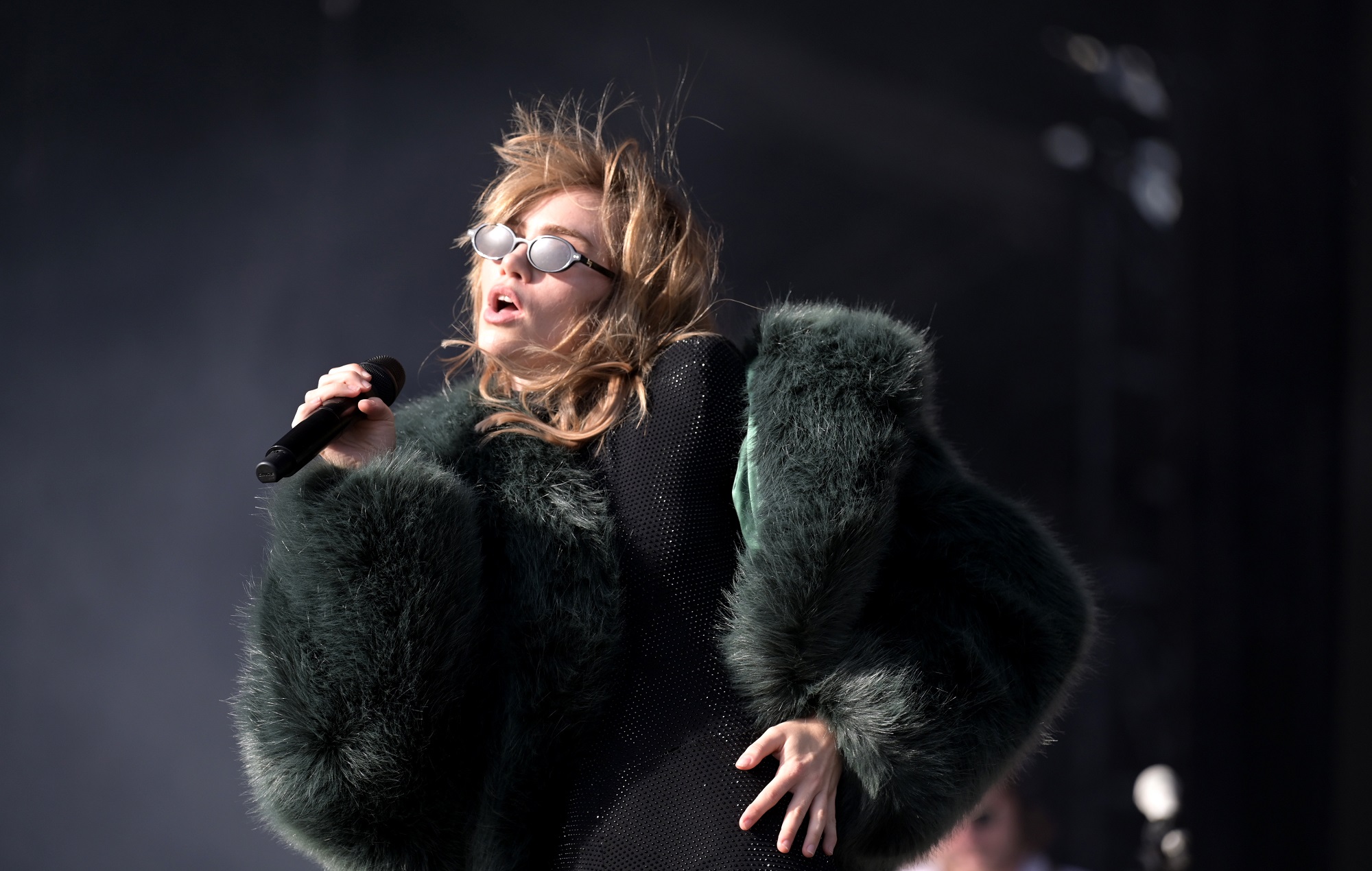 Suki Waterhouse абвяшчае лета 2025 г. Вялікабрытанія і Еўрапейскі тур
