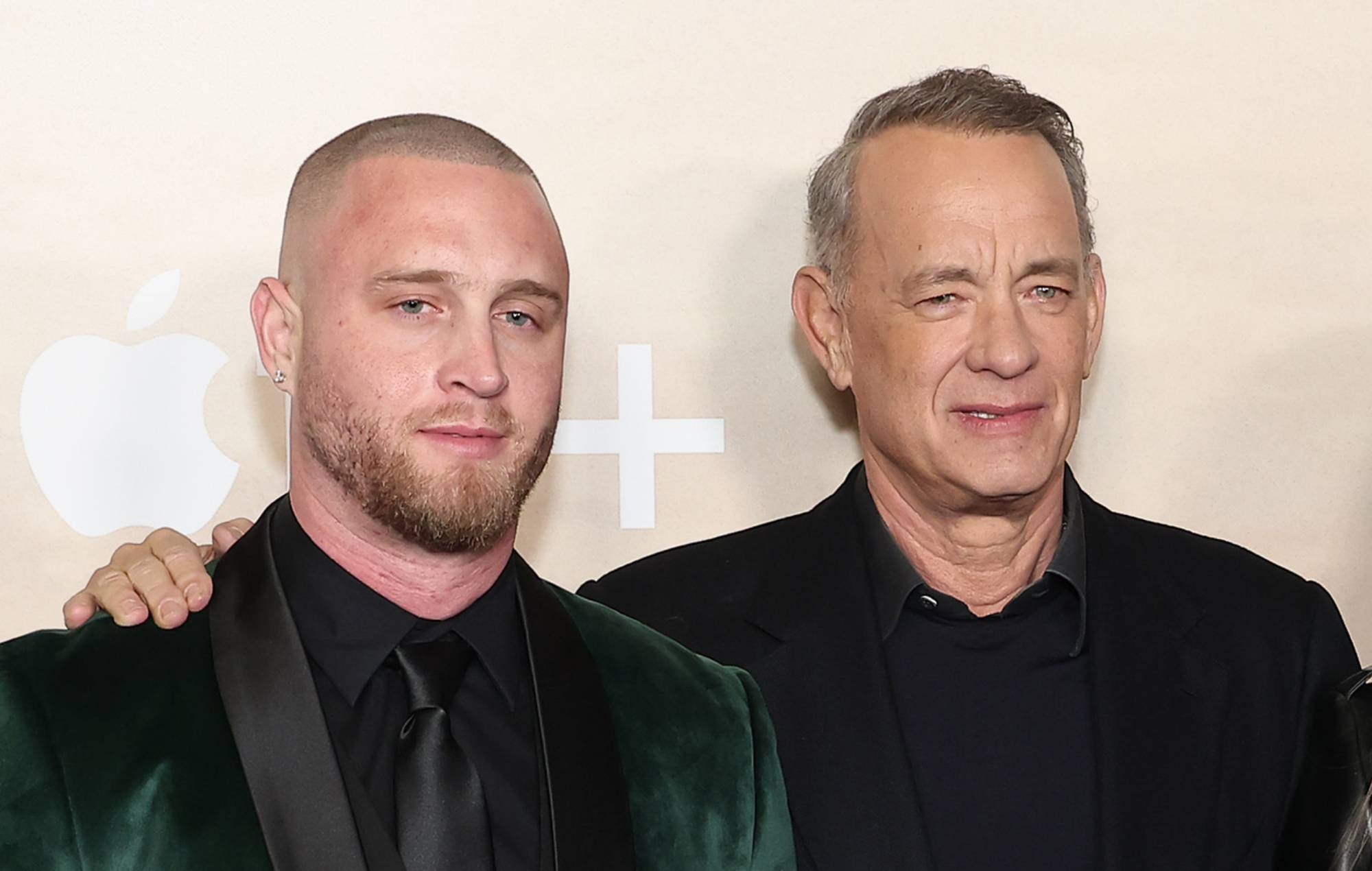 Том Хэнкс і сын Чэт узнаўляюць "Forrest Gump" для новага музычнага відэа
