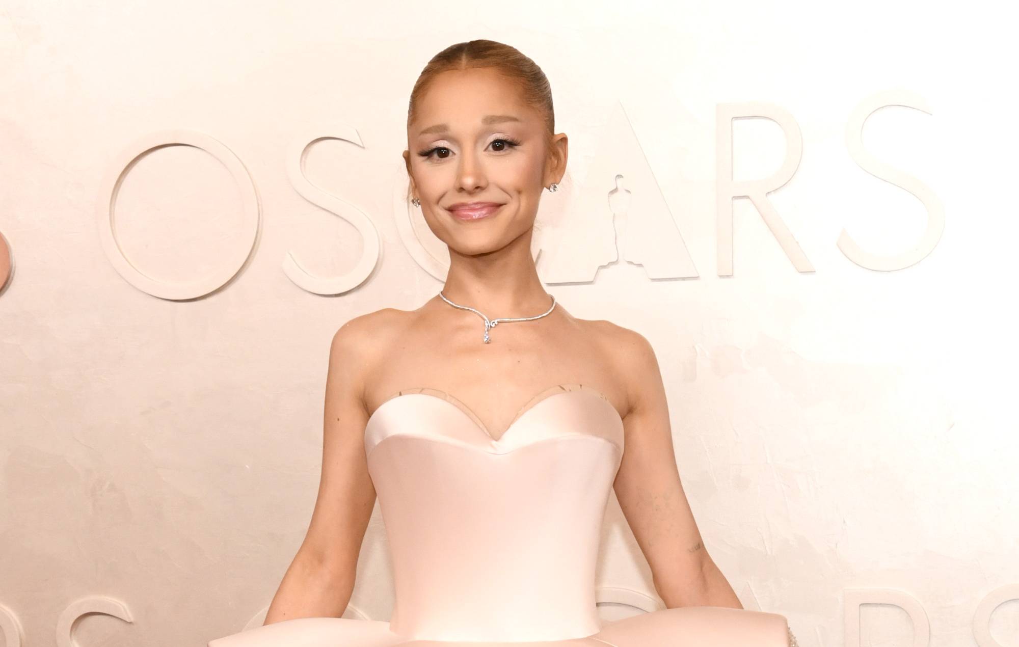 Ariana Grande Posts Teaser для "Eternal Sunshine" Deluxe Edition