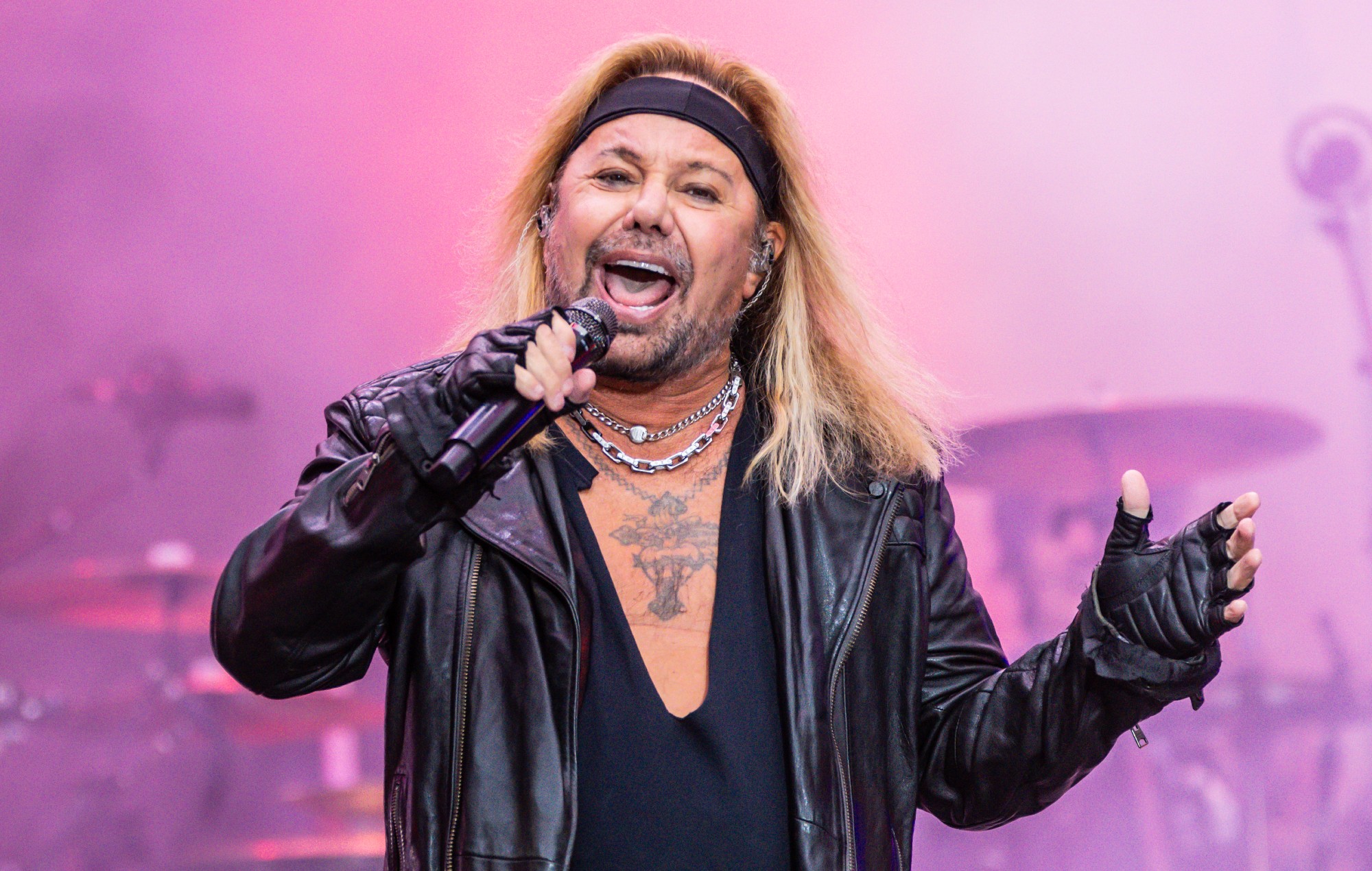 Mötley Crüe адкласці пражыванне ў Лас -Вегасе, калі Вінс Ніл рыхтуецца да медыцынскай працэдуры