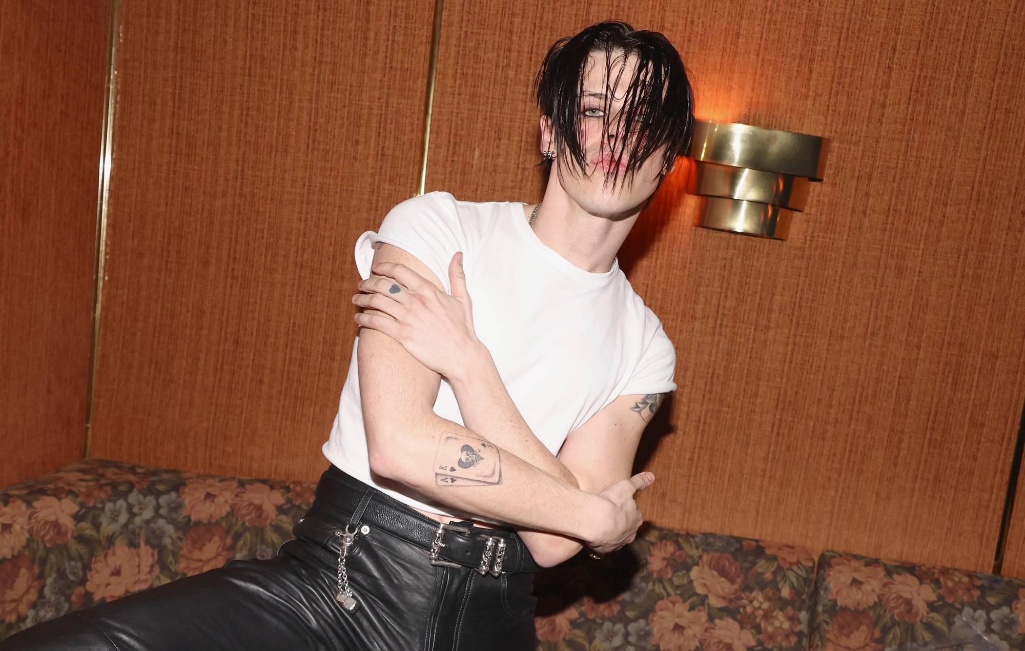 Yungblud абвяшчае дзевяціхвілінны сінгл "Прывітанне Неба, прывітанне" на наступны тыдзень