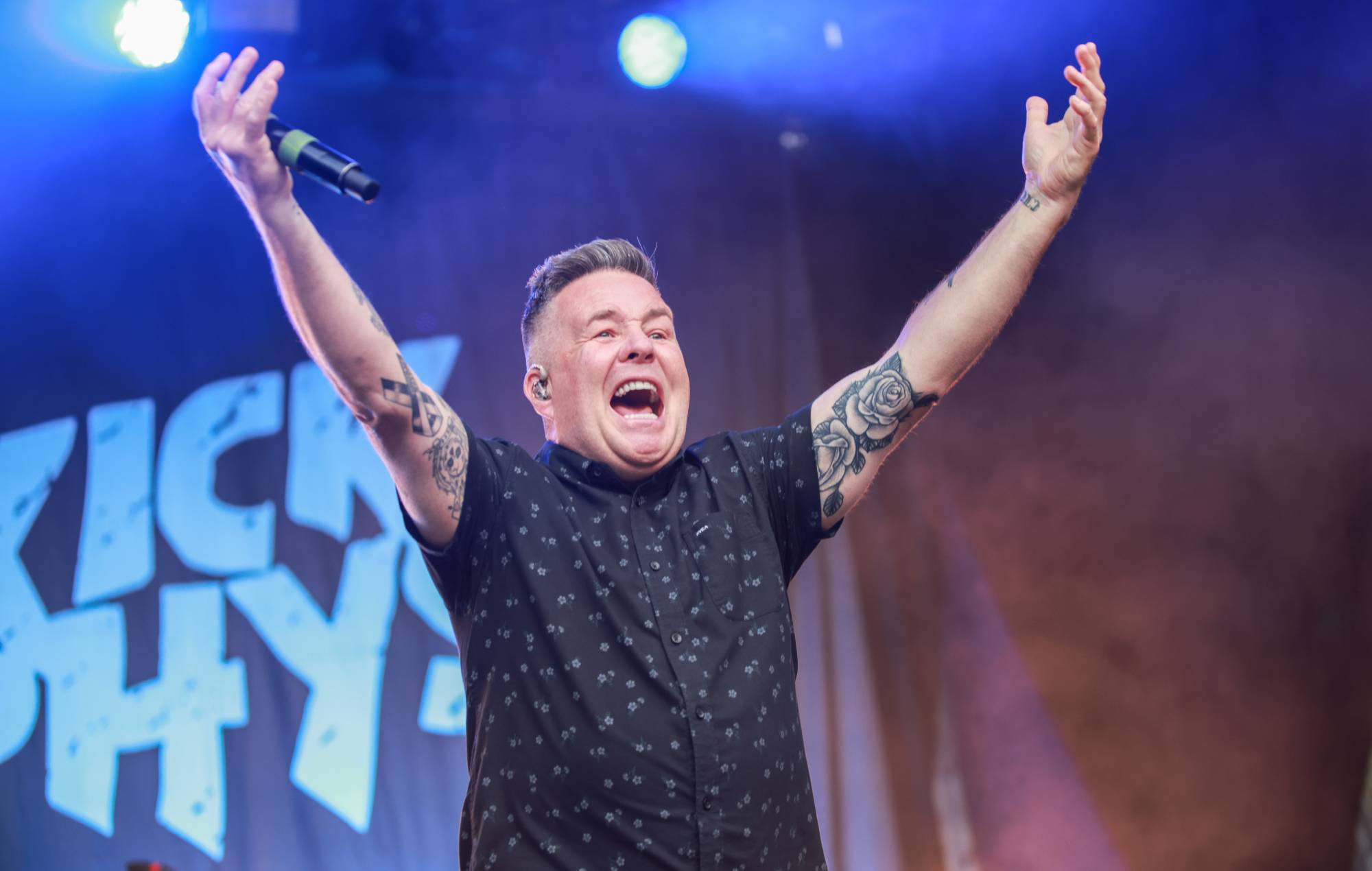 Спявачка Dropkick Murphys разбівае маўчанне пасля сутыкнення з мага-шапкай прыхільніка Трампа ў Boston Gig