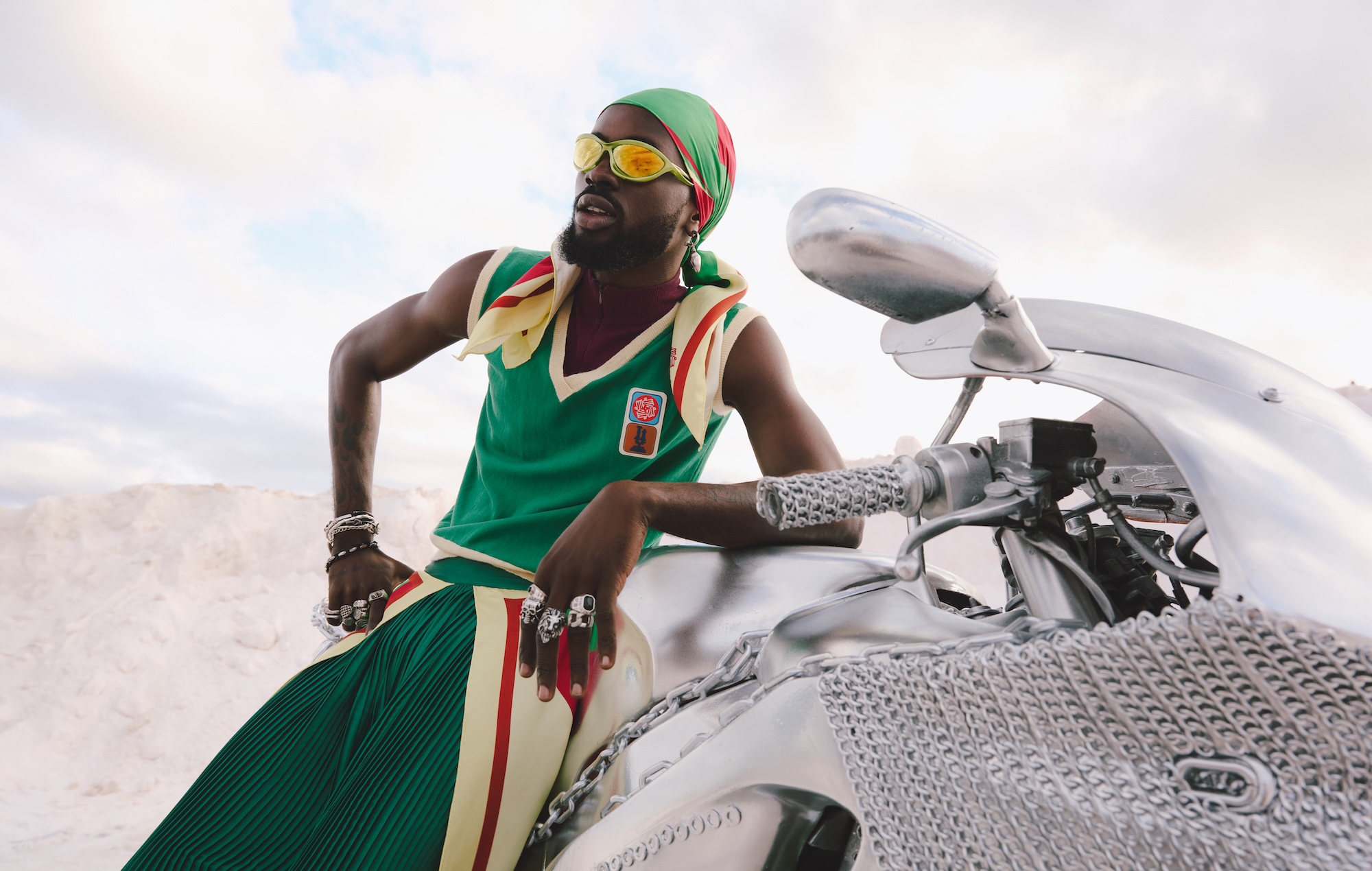 Чорны Шэрыф на сваім амбіцыйным новым альбоме "Iron Boy"