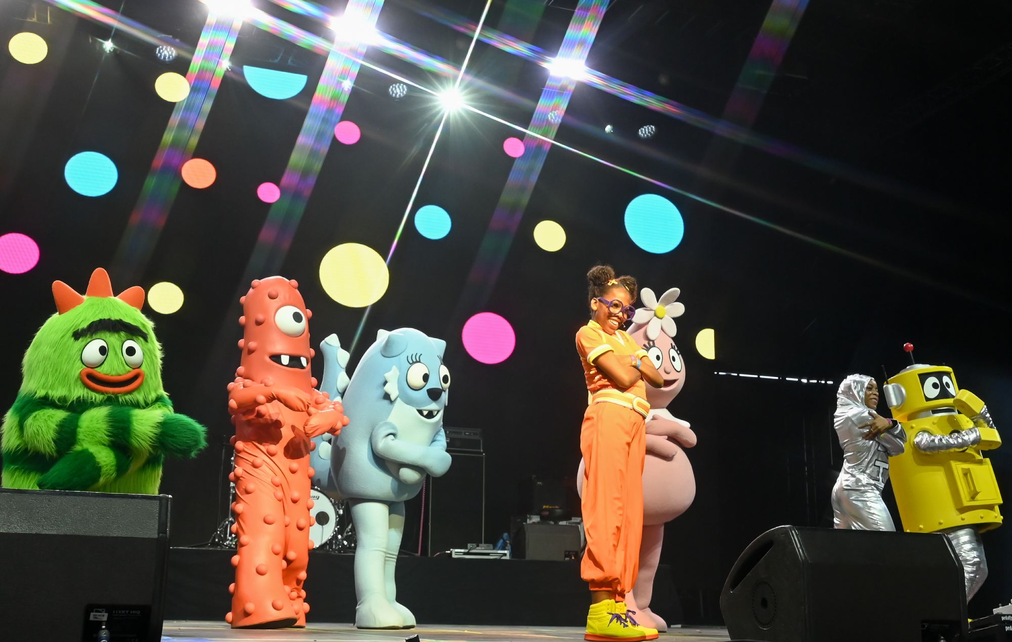 Фанаты рэагуюць на Yo Gabba Gabba! Вывядзенне Флавы Флава, Гром і многае іншае ў Coachella: "Ідзе ўнізіўна цяжка"