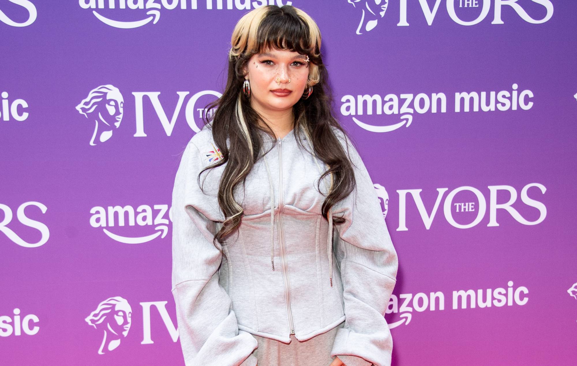 Lola Young "брудная" тэкст сэнс і парады маладым аўтарам песень